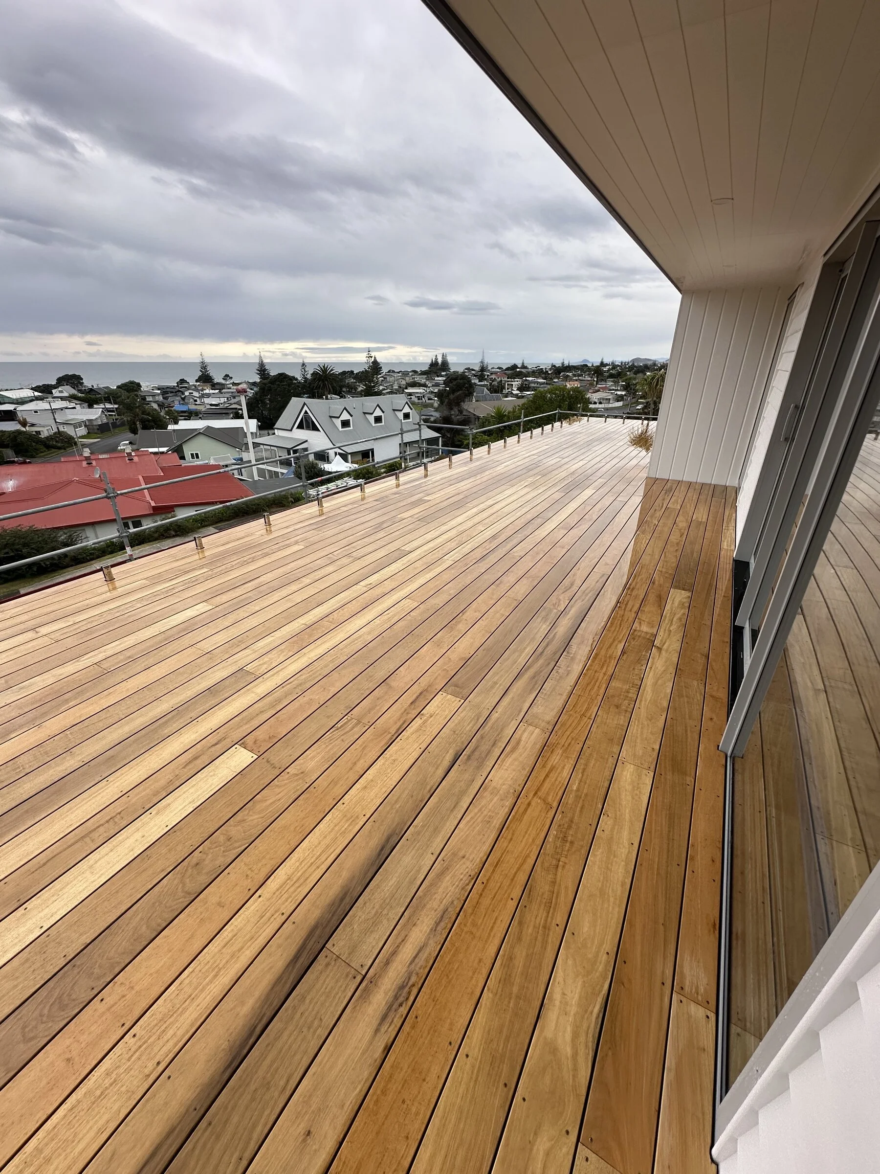 05-deck-coastal-wide.jpg
