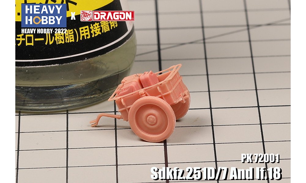 套件附带一辆拖车及大量步兵装备补给品.jpg