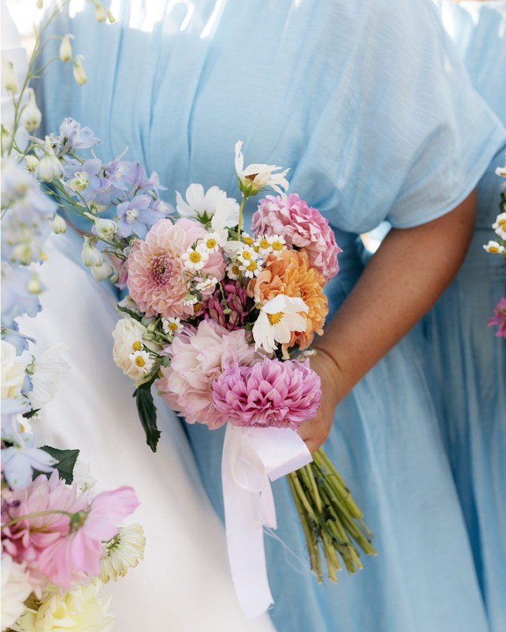 Planted, picked, and arranged by the bride herself
@banongilleastblooms 🌸🌼🌷💐

.
Photography: @_alibailey