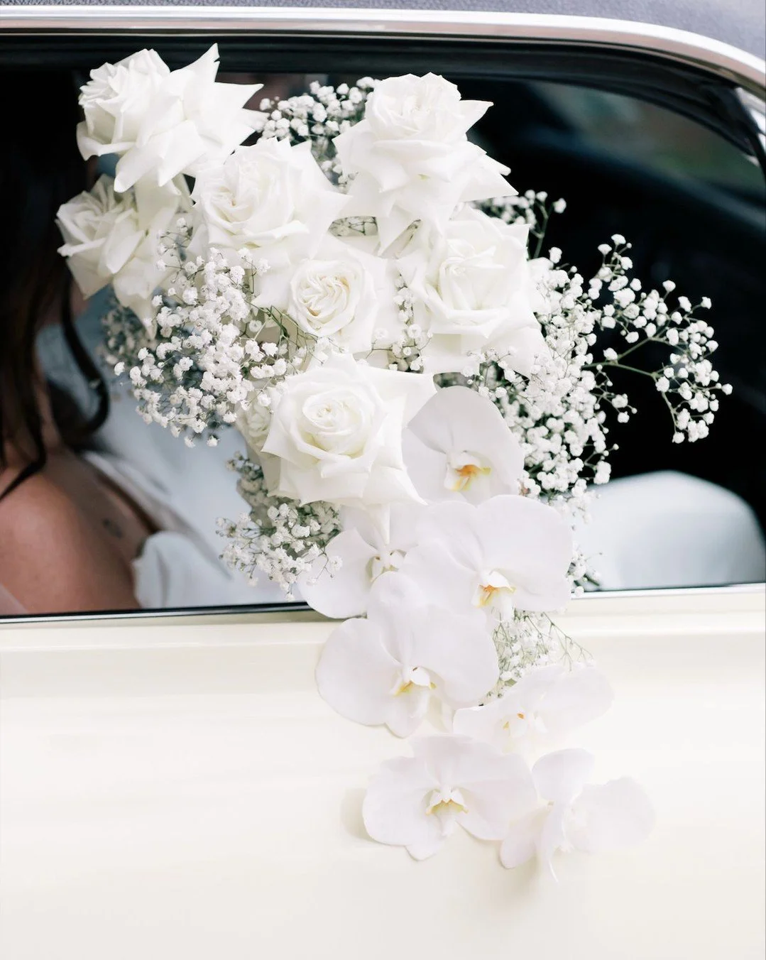 I&rsquo;ll never get over this @therefinedbloomco masterpiece ☁️🤍
A soft mix of baby&rsquo;s breath, white roses and orchids that came together to create the dreamiest floral cloud&hellip;

&bull;

FLORIST: @therefinedbloomco
PHOTOGRAPHY: @prettyfla