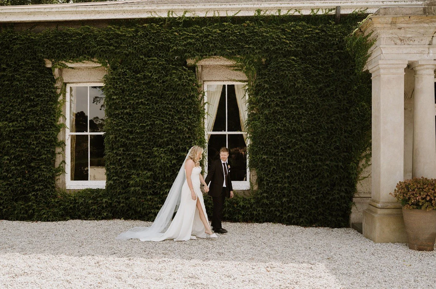 Barunah Plains isn&rsquo;t just a wedding venue - it's a full weekend getaway for the whole bridal party! 
While the girls are in the glam chair, the boys are usually out on the tennis court, well out of the way 😂 

When planning ceremony florals fo