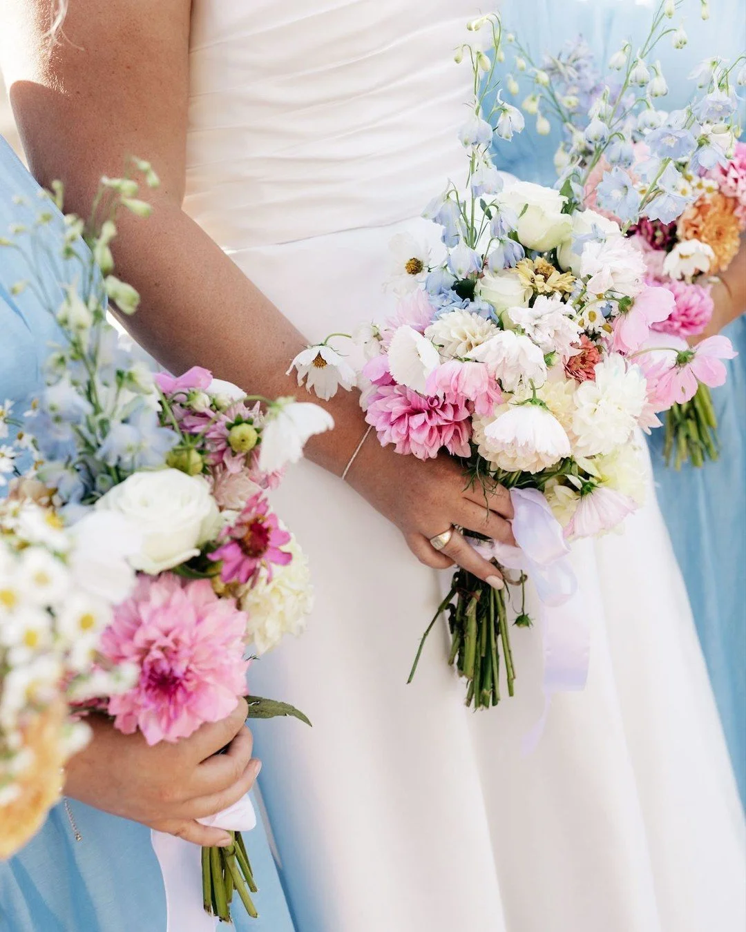 Not me suggesting backup florists when Anna said she was growing and arranging all her wedding flowers 😅 - sorry I ever doubted you! 
You are next level Ann! 🌸 

Planted, picked, and arranged by the bride herself
@banongilleastblooms 🌸🌼🌷💐

.
Ph