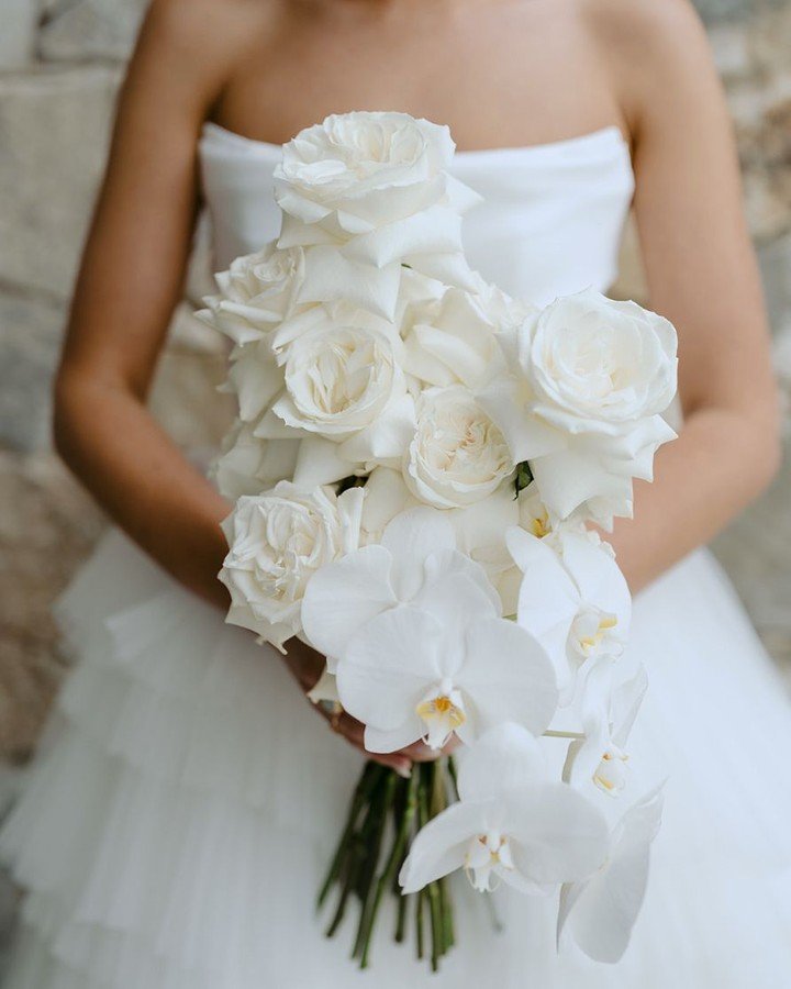 a timeless bouquet inspo by Annie at The Refined Bloom Co 🤍✨ 

Florist: @therefinedbloomco 
Photography: @michaelbriggsphotography 
MUA: @zoe_isabellagrace @isabellagrace___
Hair Stylist: @madisonhairlounge @hairbymollyab 
Bride: @_mollystrachan