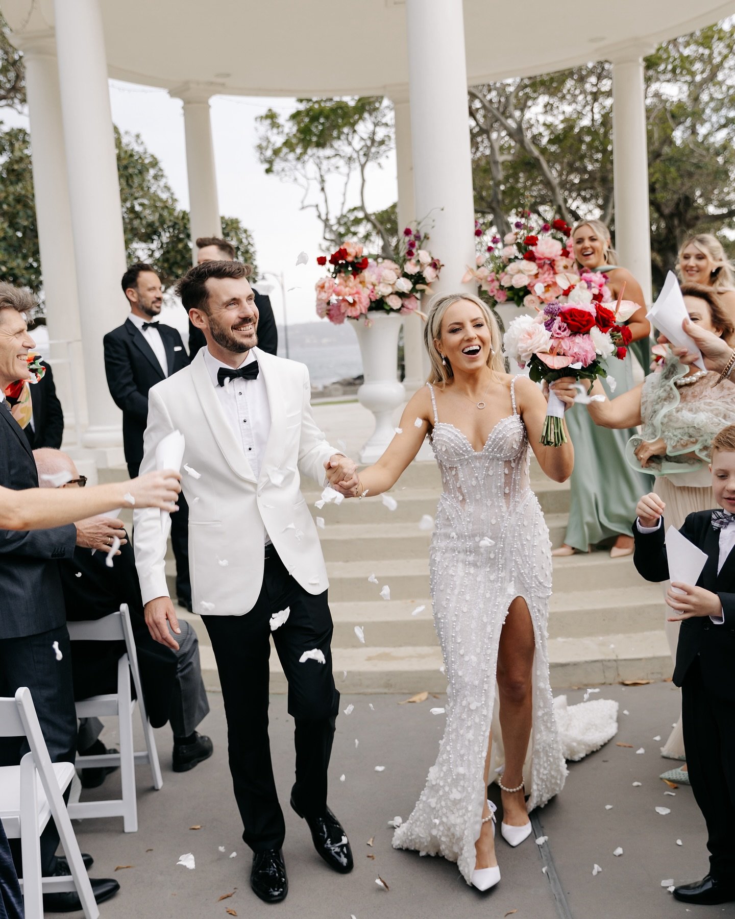 A storm was rolling in, but just when they needed it, the skies held for Emma + Brendan ☀️ The happiest bride, the sweetest luck, and the dreamiest sneak peek.

Dress @pallascouture 
H+M @vanessadeluca 
Venue @batherspavilion 
Flowers @fleur__de__flo
