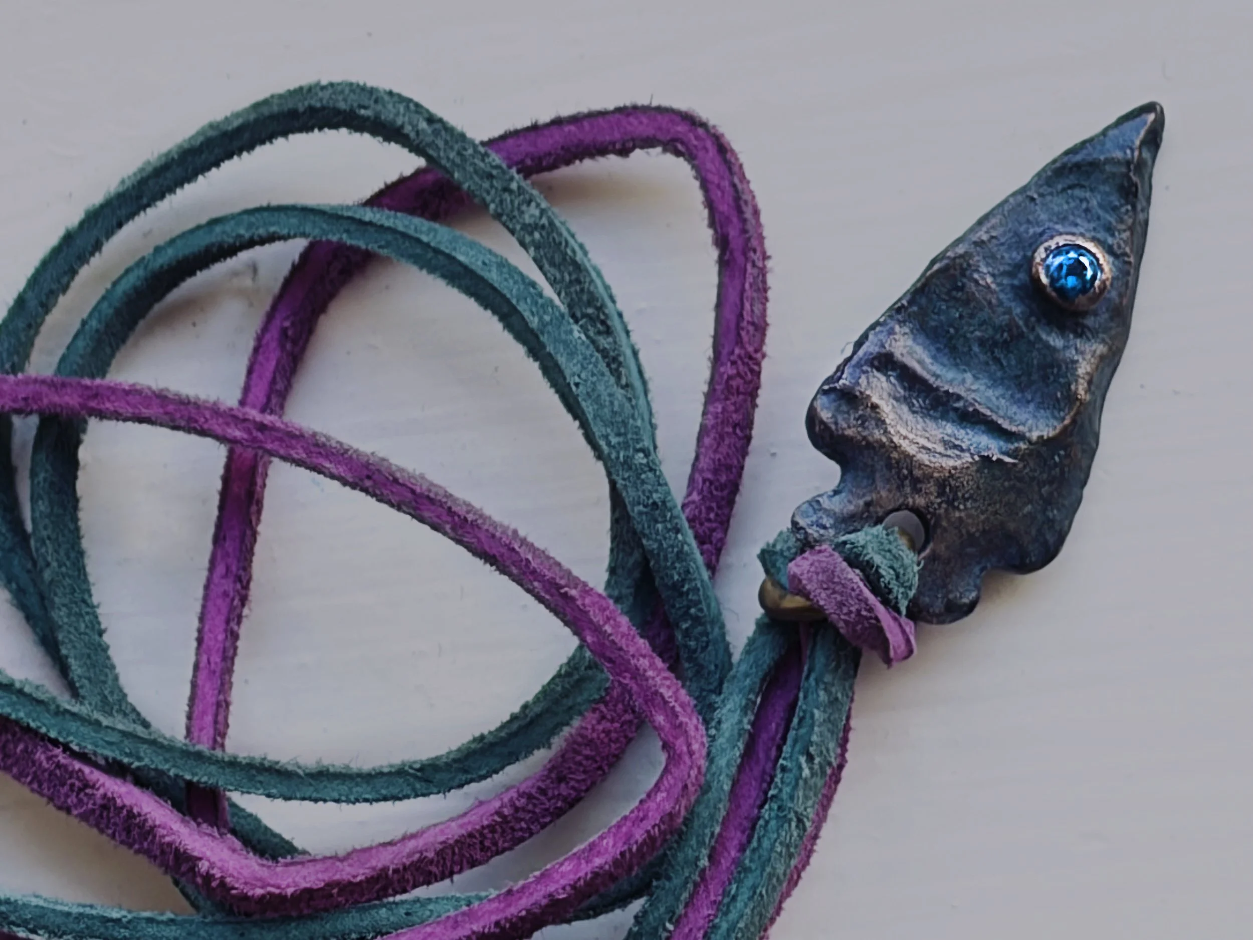 arrowhead-necklace-bronze-turquoise-gemstone-suede-bicolor-biredley-studio.jpg