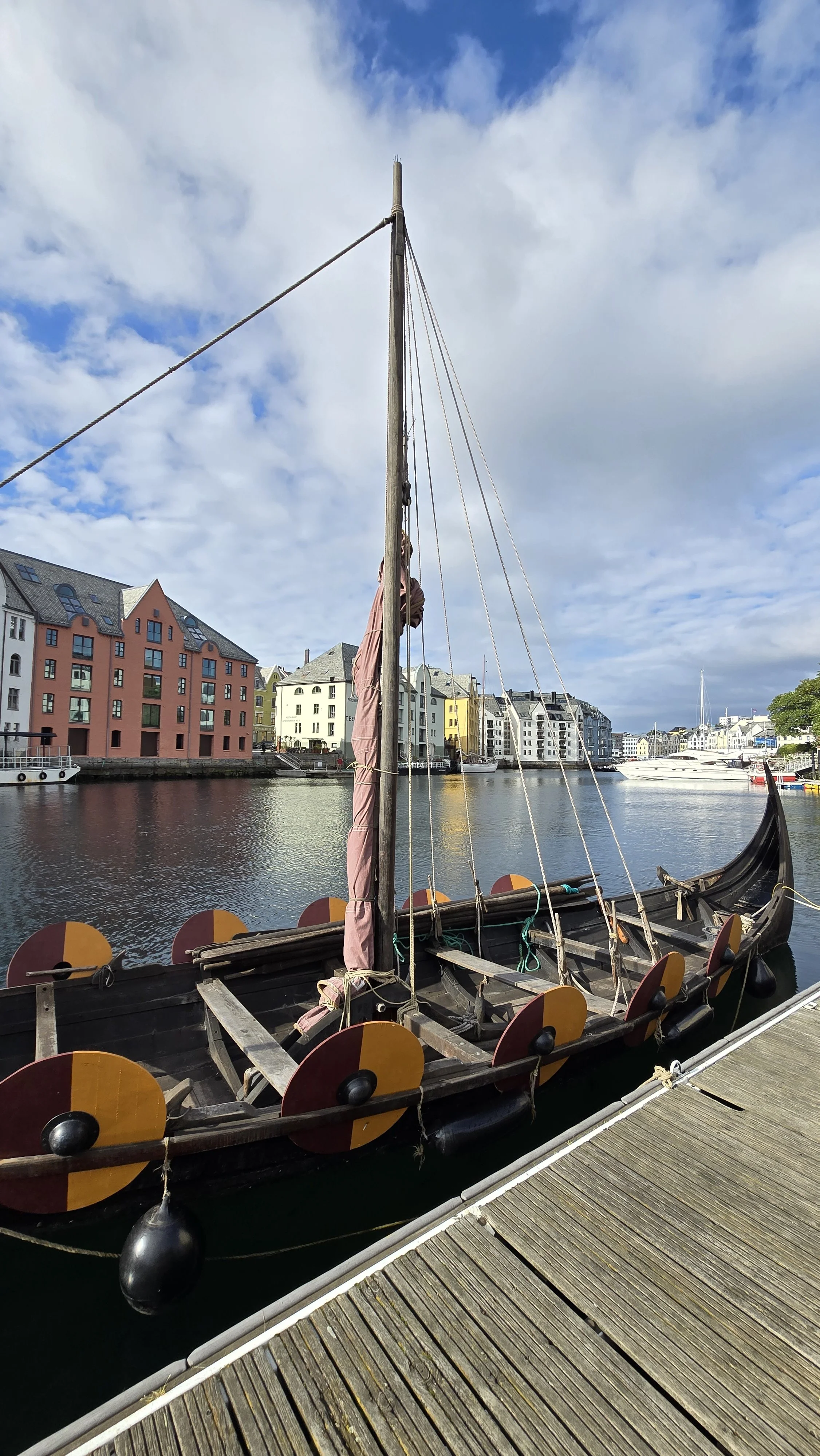 Wikinger-Schiff im Hafen Alesund.jpg