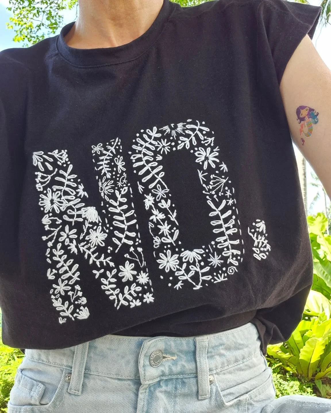 My friend @montiworld had a really cool t-shirt and I decided to make my own flowery version of it. We all need a shirt with "No" written on it. In flowers. 
.
.
.
.
#embroidery #embroideryart #embroiderydesign #embroiderystyle #embroideryh