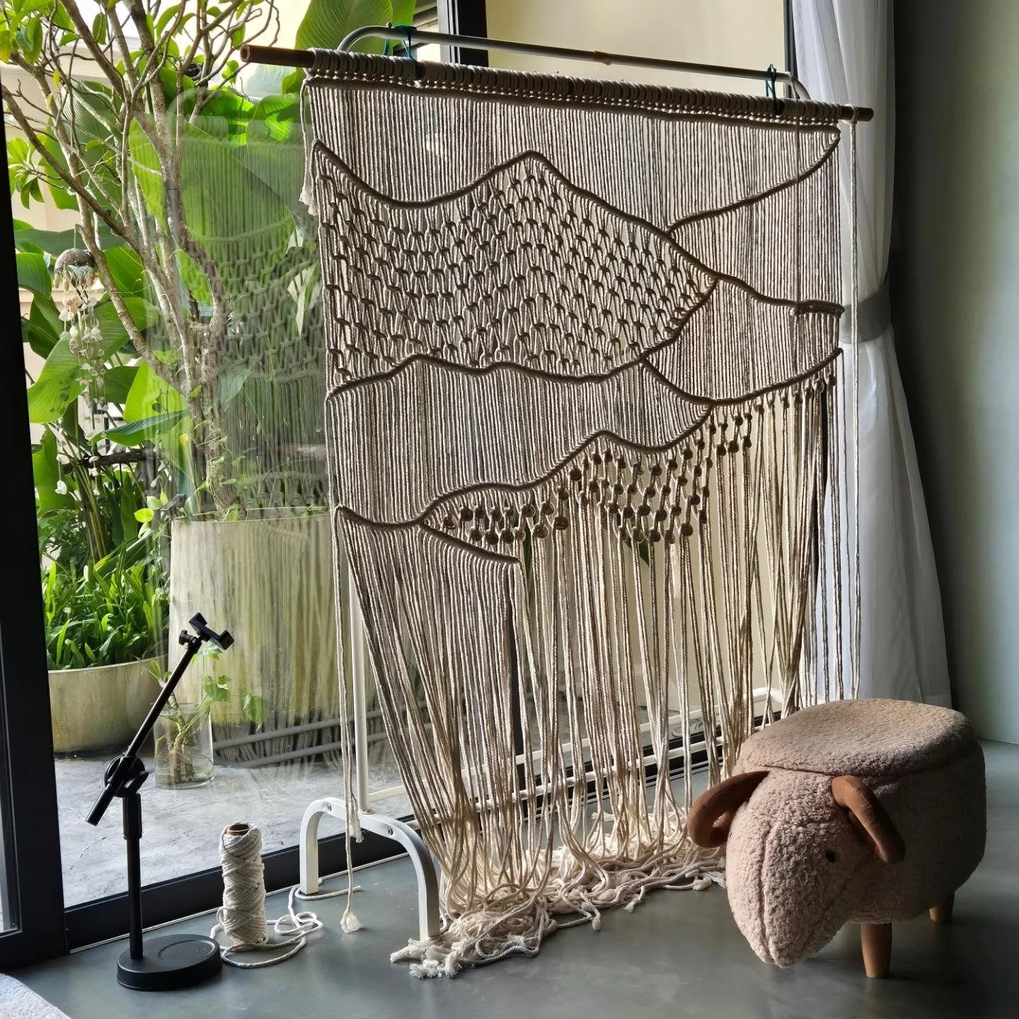 Work day. π
.
.
.
#macrame #macraweave #weaving #textileart #fibreart #femaleartist #modernweaving #wovenart #modernmacramé #modernweaving #fibreartist #textilesart