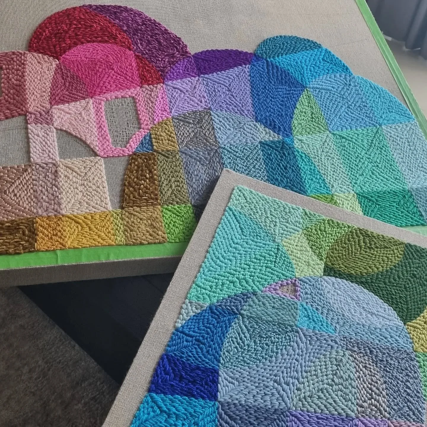 Almost there. Blimey these pieces  have taken a while. So many colours changed. And I'll probably keep changing them for a while yet... ππ§ΆβοΈ
.
.
.
.
.
#punchneedle #punchneedleart #punchneedleembroidery #oxfordpunchneedle #rughooking #textileart #f