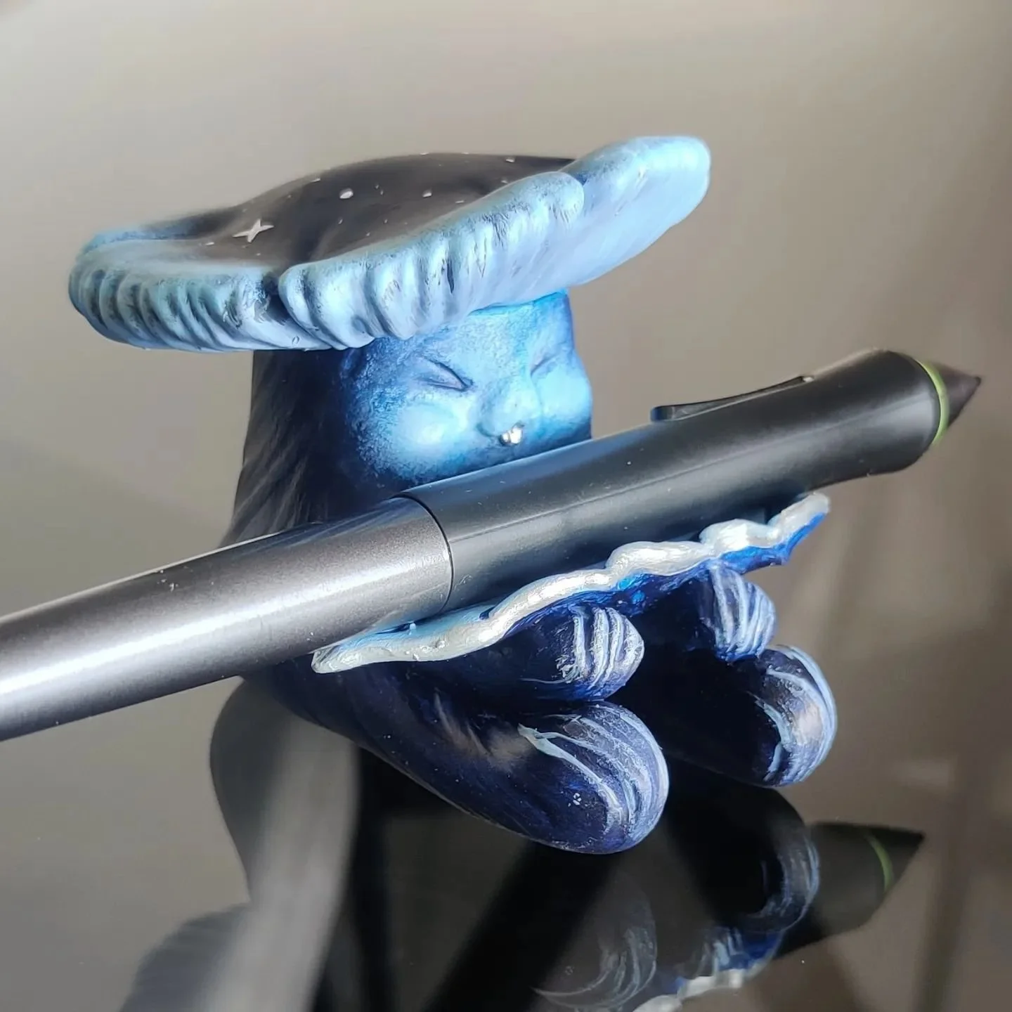 Comiccon is approaching rather quickly and there's still a long list that needs to be checked... So here's a quick preview of what to expect at my table 🥳

✨ Pen holders with nib storage
✨ Painted jewellery 
✨ Resin jewellery, keychains and decor it