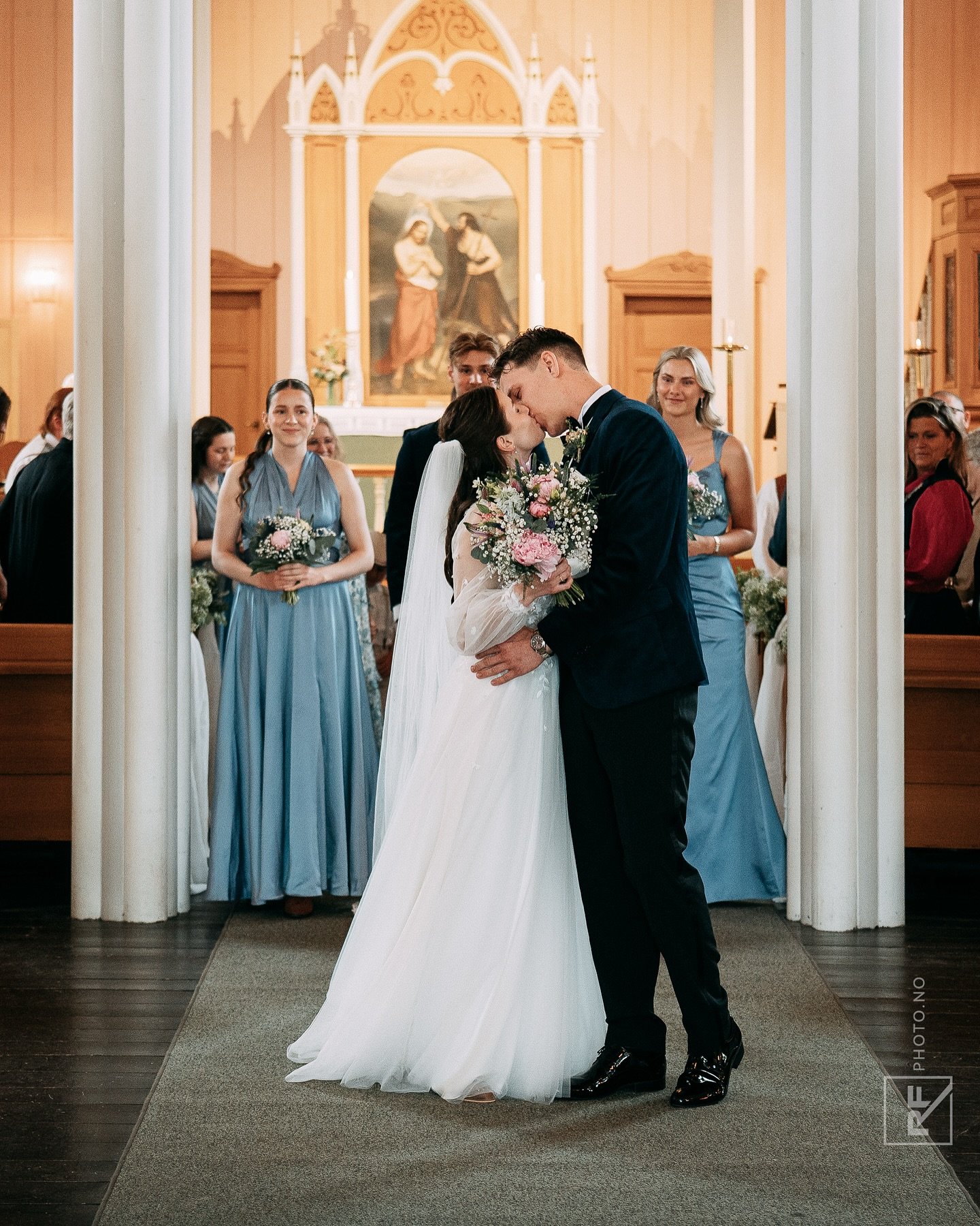 I was lucky to document the wedding of @jennyjacobsenm and @rasmus_myhrer 🤵🏻&zwj;♂️👰🏼 📸 Gratulerer s&aring; mye 💍 #wedding #weddingphotography #weddingphotographer #weddingdress #brideandgroom #brideportrait #portrait #portraitphotography #sony