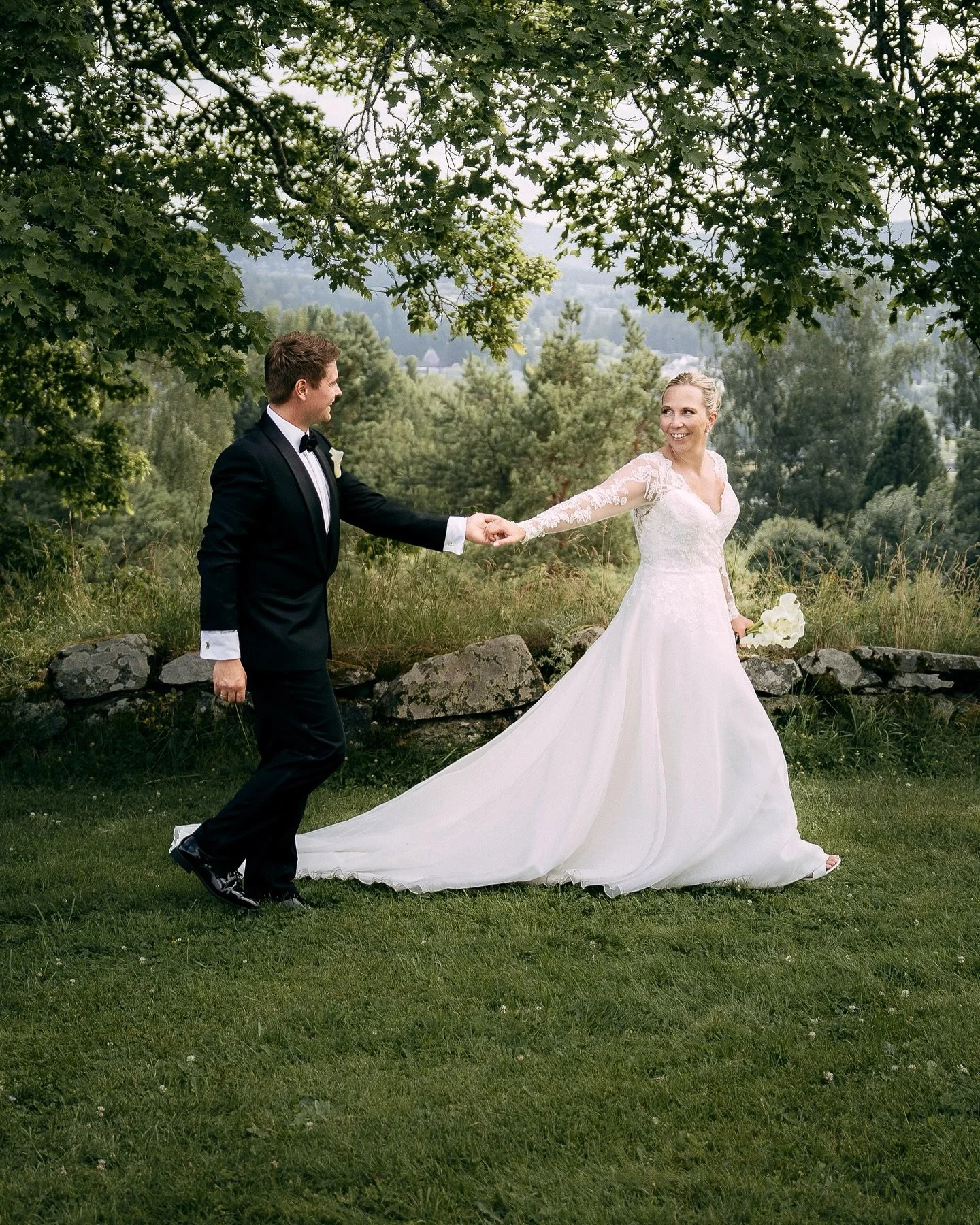 From the wedding of @theamartineoppegard &amp; @thomasmichaelsen 🤵🏻&zwj;♂️👰🏼💍 #wedding #weddingphotography #weddingphotographer #weddingdress #brideandgroom #brideportrait #portrait #portraitphotography #sonynordic #brideandgroomphotos #weddingp