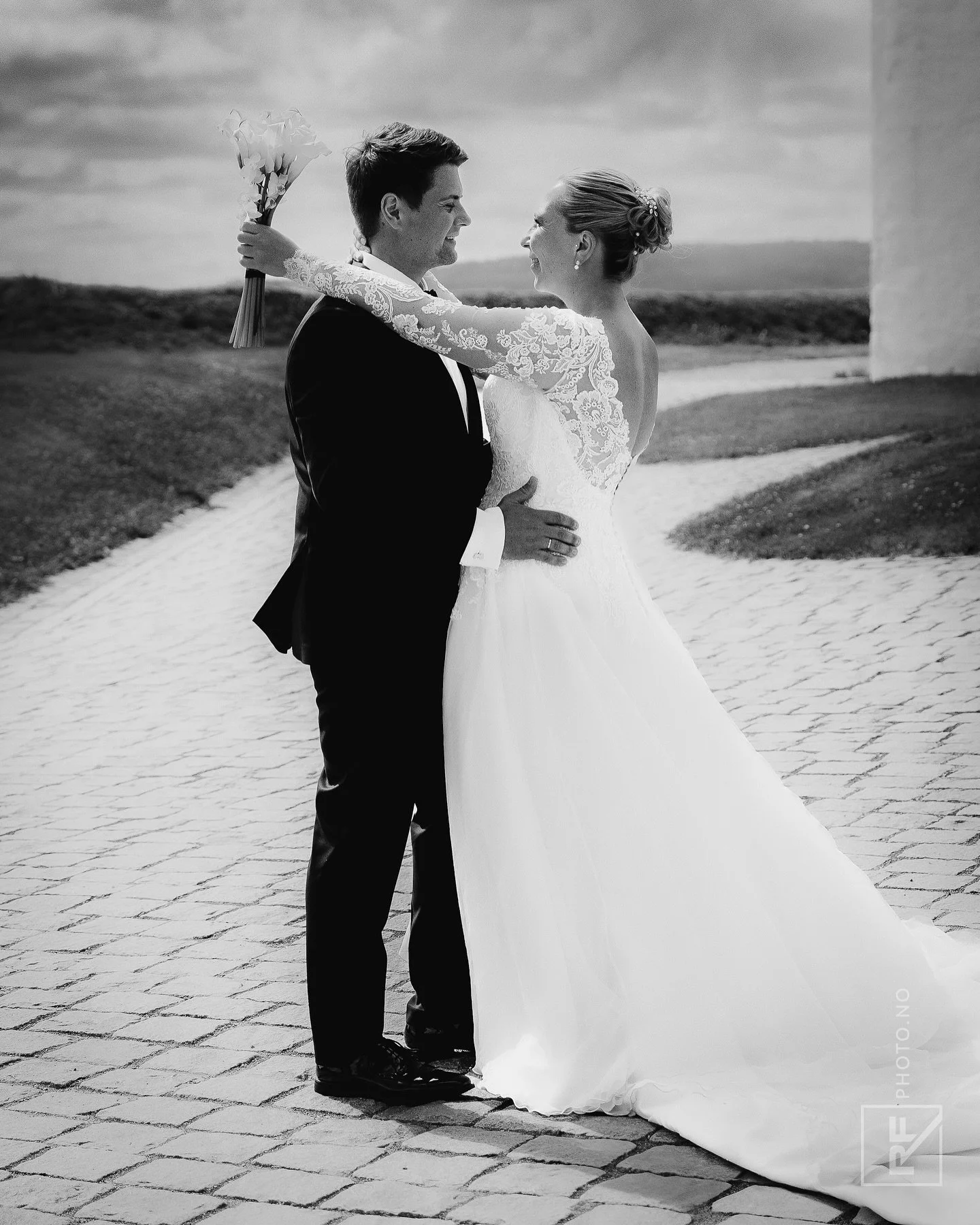 Forever starts here 🤍🤵🏻&zwj;♂️👰🏼💍 #wedding #weddingphotography #weddingphotographer #weddingdress #brideandgroom #brideportrait #portrait #portraitphotography #sonynordic #brideandgroomphotos #weddingportrait #portraits_ig #portraitphotography 