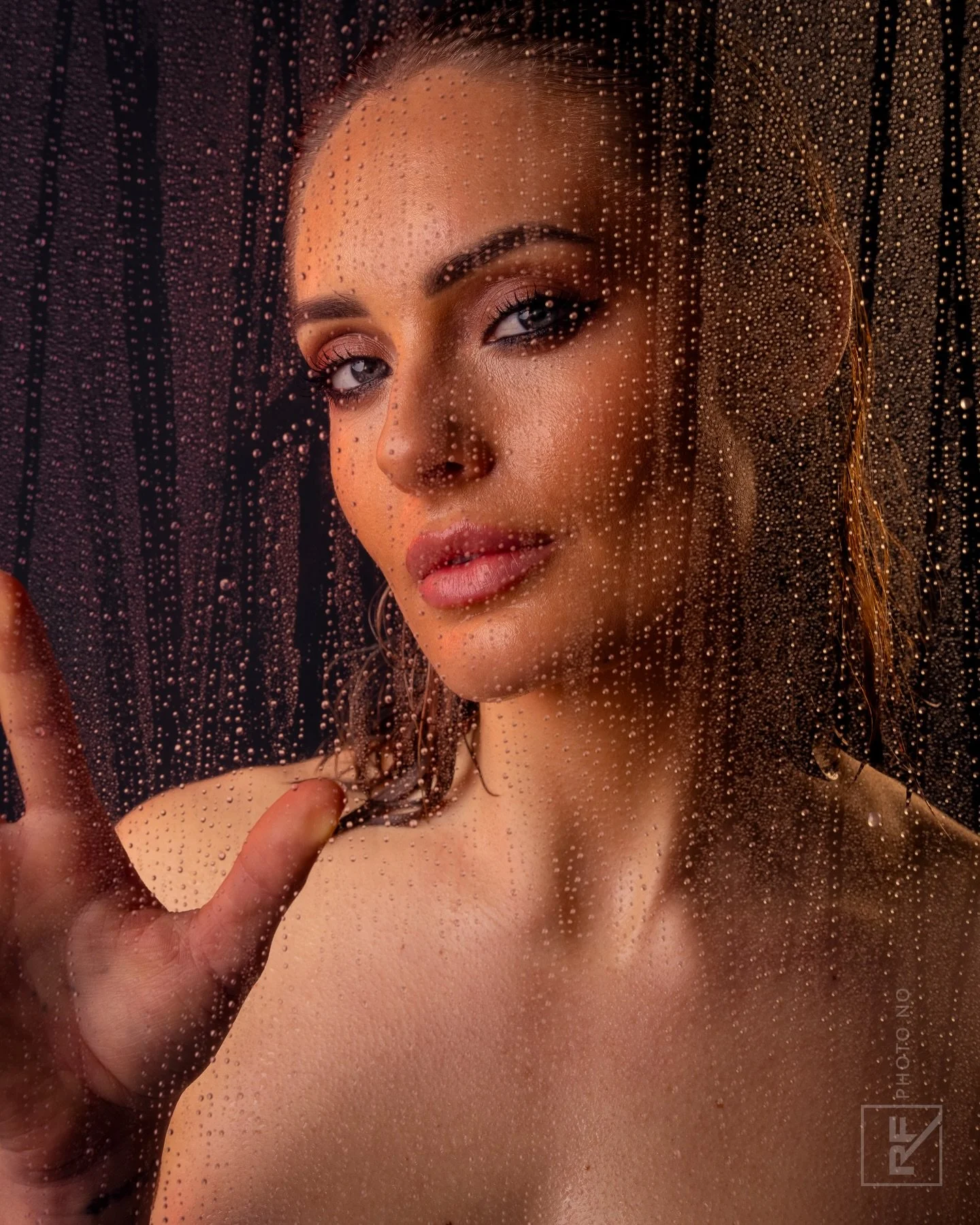 Beautiful Ingrid 📸 #wethairlook #portrait #portraitphotography #studiophotographer #turnthelightsoff