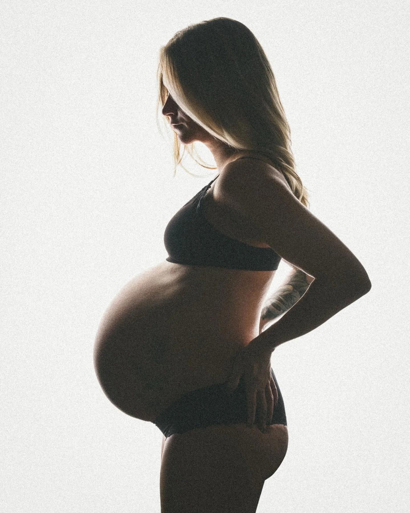 Beautiful @lenivl as model 📸 #pregnant #pregnantphotography #photoshoot #pregnantbelly #pregnantandperfect