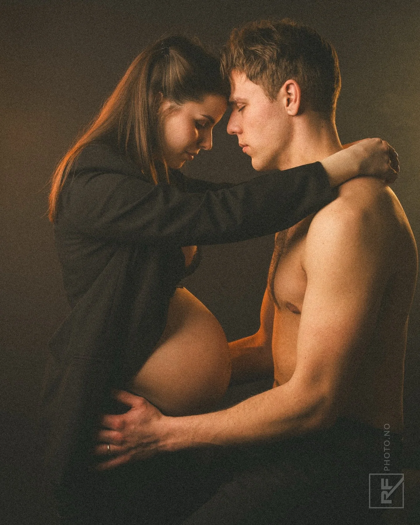 Beautiful @jennyjacobsenm as model with her husband @rasmus_myhrer 📸 #pregnant #pregnantphotography #photoshoot #pregnantbelly #pregnantandperfect