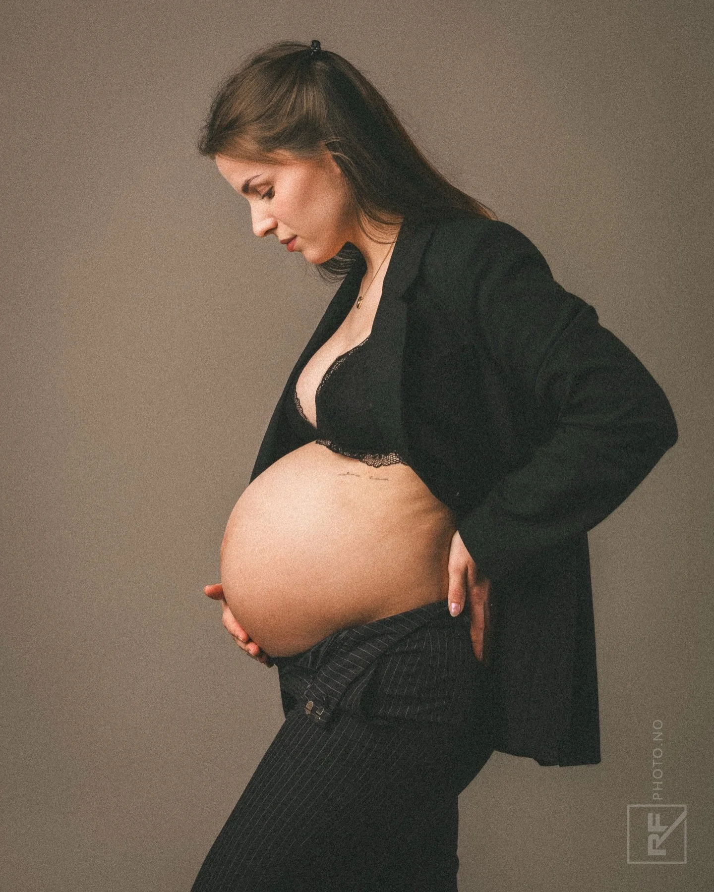 Beautiful @jennyjacobsenm 📸#pregnant #pregnantphotography #studiophotographer #pregnantphotoshoot