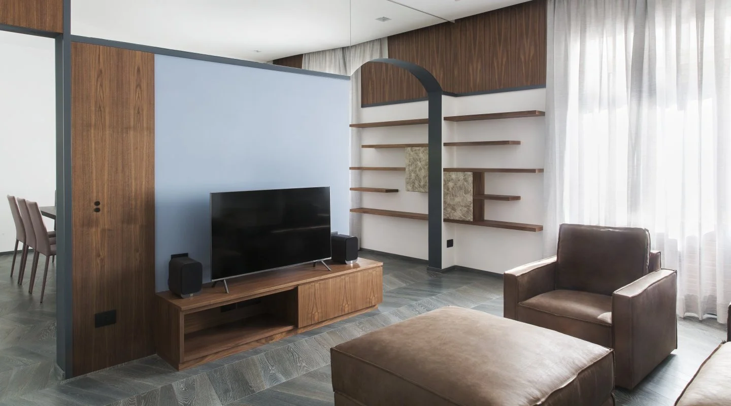 MEDIA ROOMS:
Immediate access to lighting and entertainment scenes.