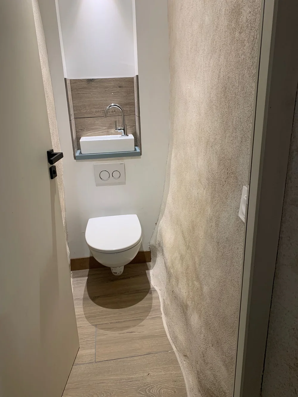 Les WC du gîte, aux murs en béton ciré