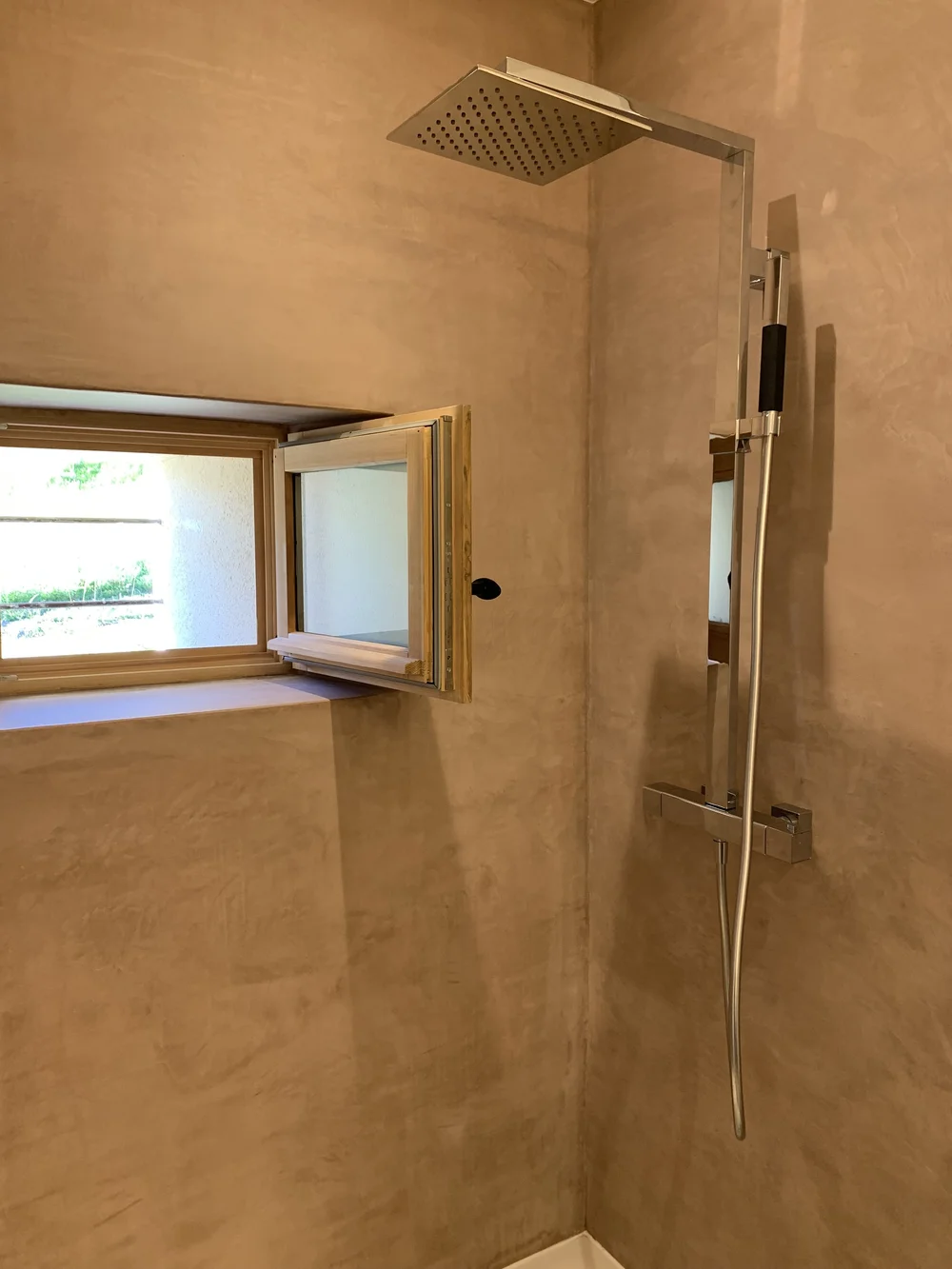 Salle d'eau ocre de la chambre du rez-de-chaussée, douche à l'italienne et petite fenêtre
