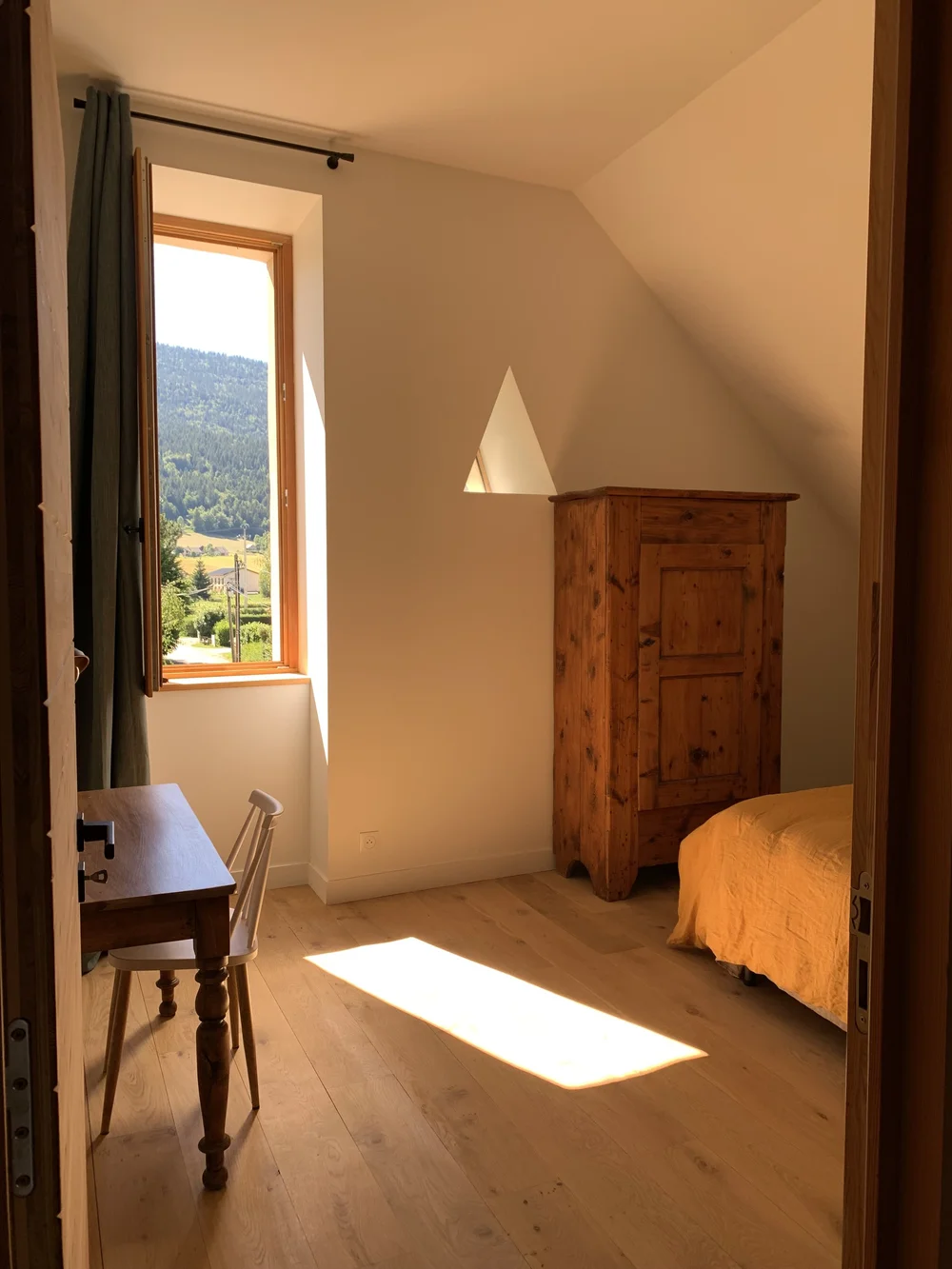 Le bureau et l'armoire ancienne de la chambre double de l'étage, face à la montagne