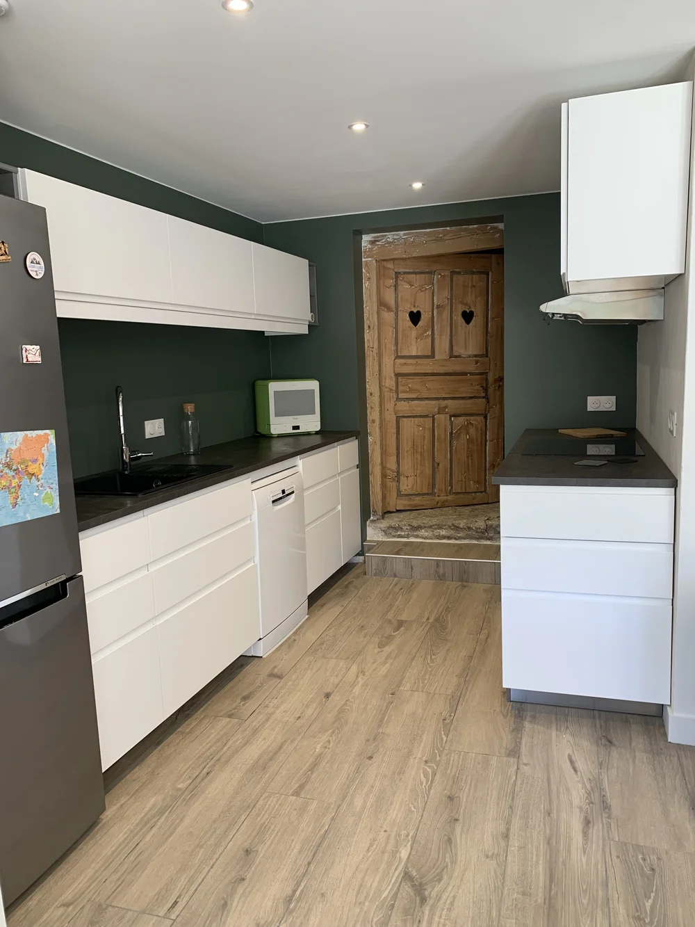 Cuisine moderne avec mobilier blanc et sol en bois clair