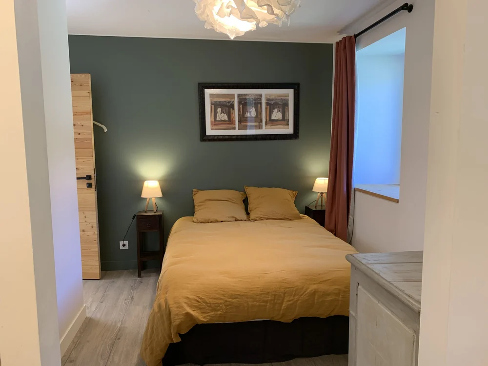 Chambre double du rez-de-chaussée du gîte, avec salle d'eau intégrée