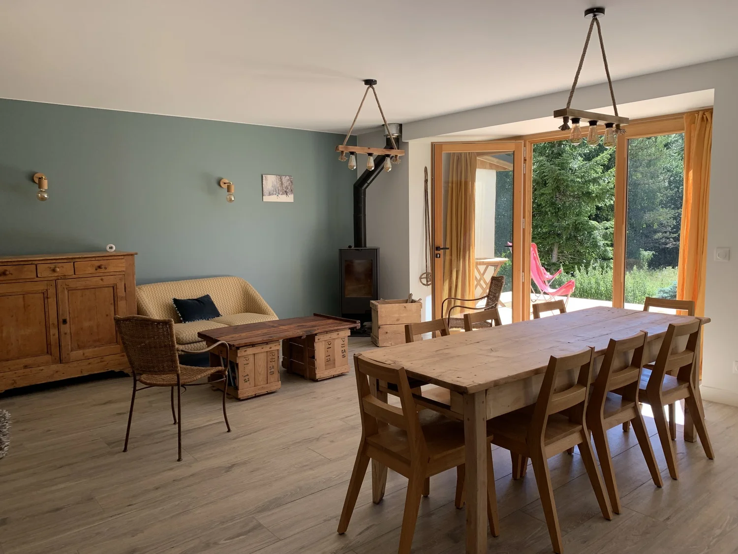 Séjour avec poêle à bois et vue sur le jardin