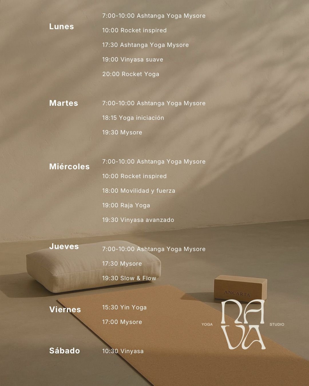 Horario de clases en un estudio de yoga con días y actividades listadas por hora, en un ambiente minimalista con esterillas, un cojín y bloques de yoga.