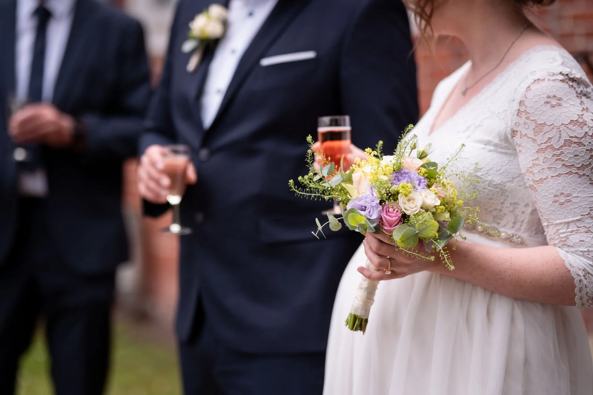 Hochzeitsfotografin Hochzeitspaar Paarbilder Ihlow Aurich Wald Regen Standesamtliche Trauung