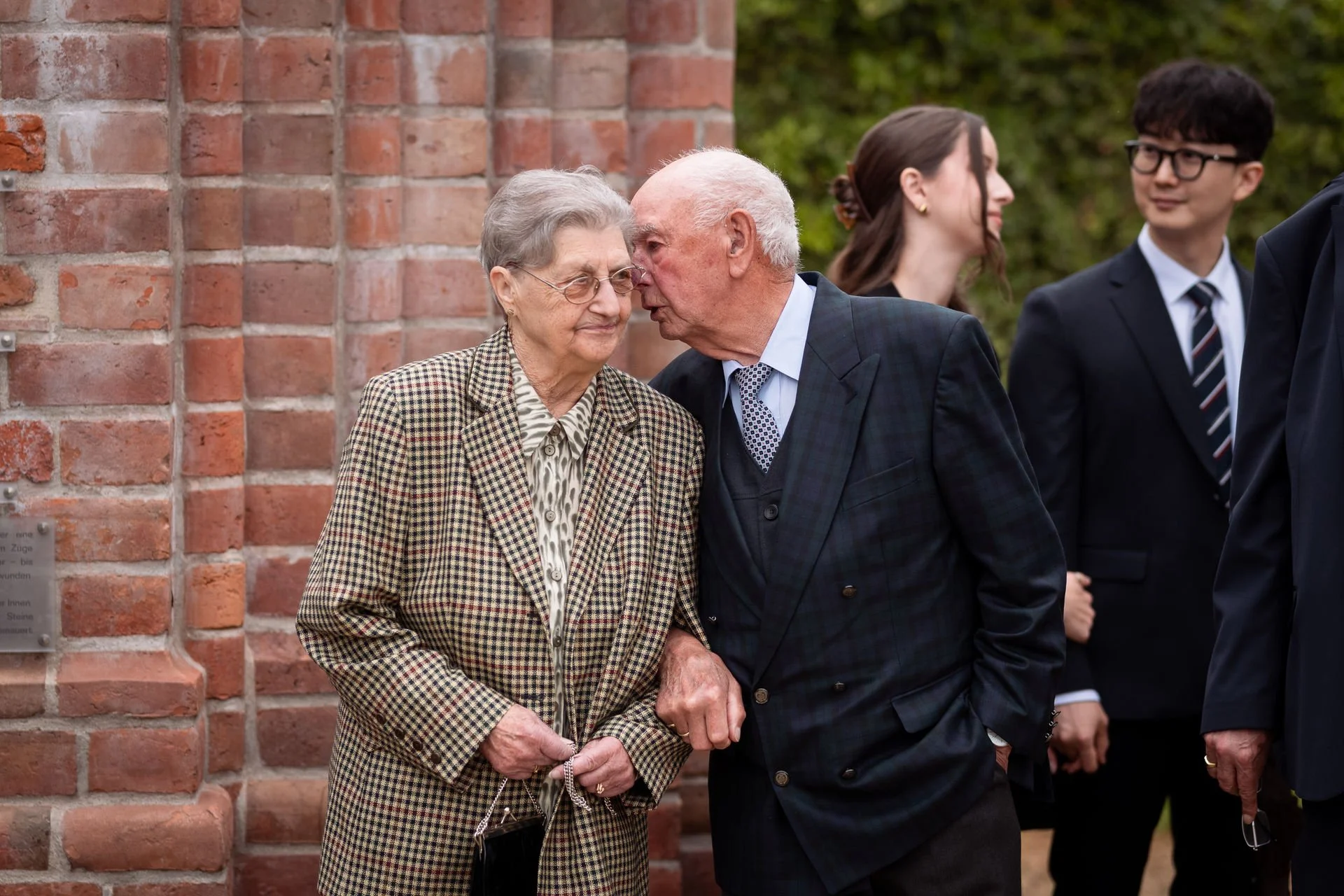 Hochzeitsfotografin Hochzeitspaar Paarbilder Ihlow Aurich Wald Regen Standesamtliche Trauung