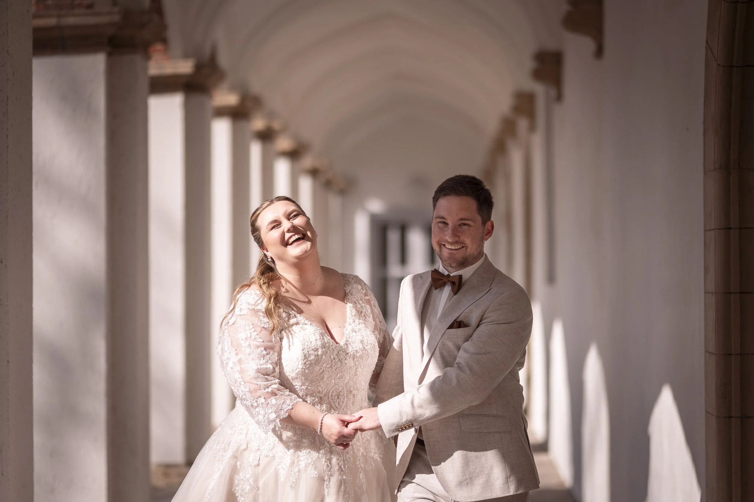 dokumentarische Hochzeitsfotografie echtes Lachen Brautpaar draußen Standesamt Aurich Portrait Hochzeitsfotograf