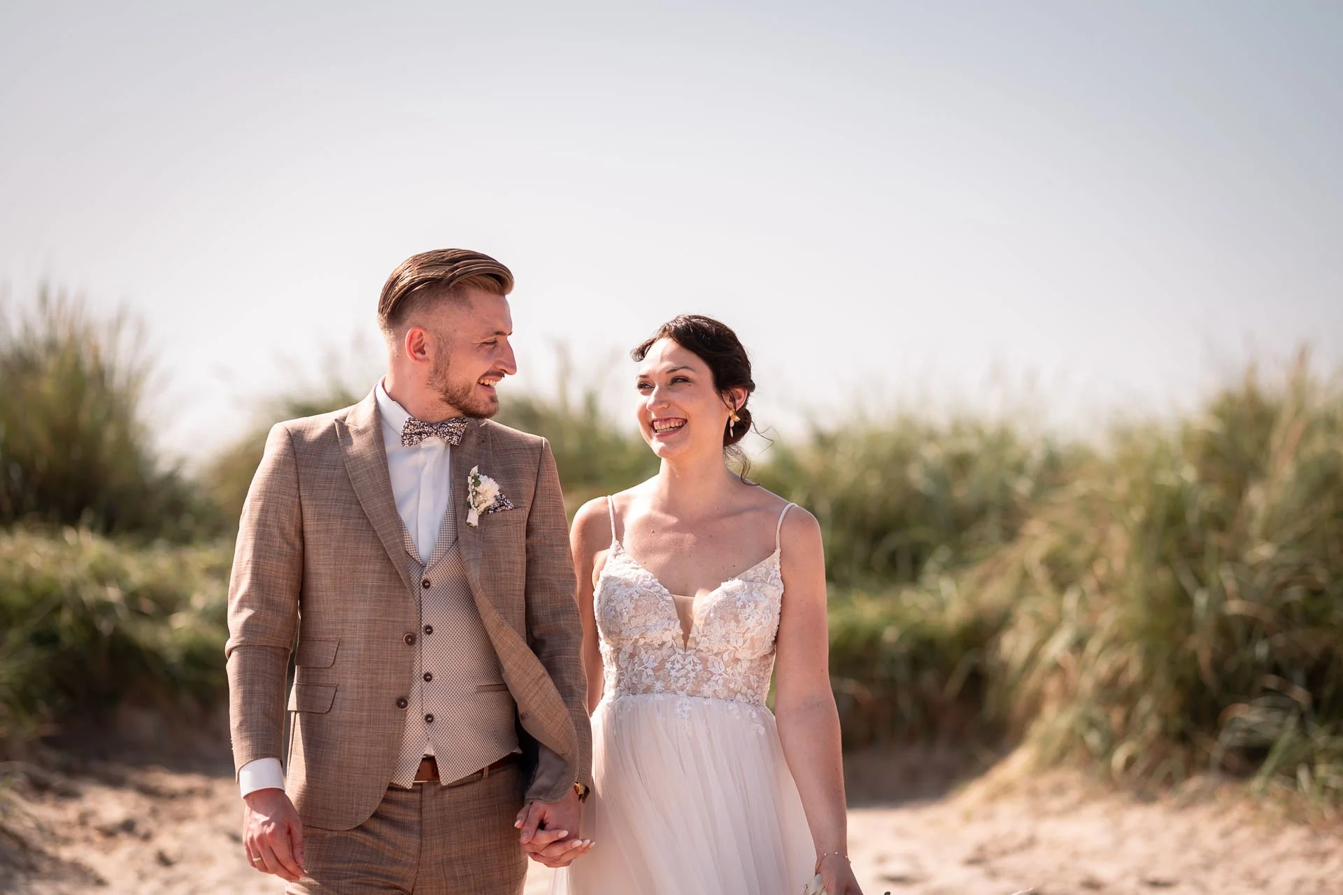 Hochzeitsfotograf Schillig Wangerland Hochzeit Hochzeitspaar Standesamt Dünen Strand Hochzeitsfotografin Wattenmeer