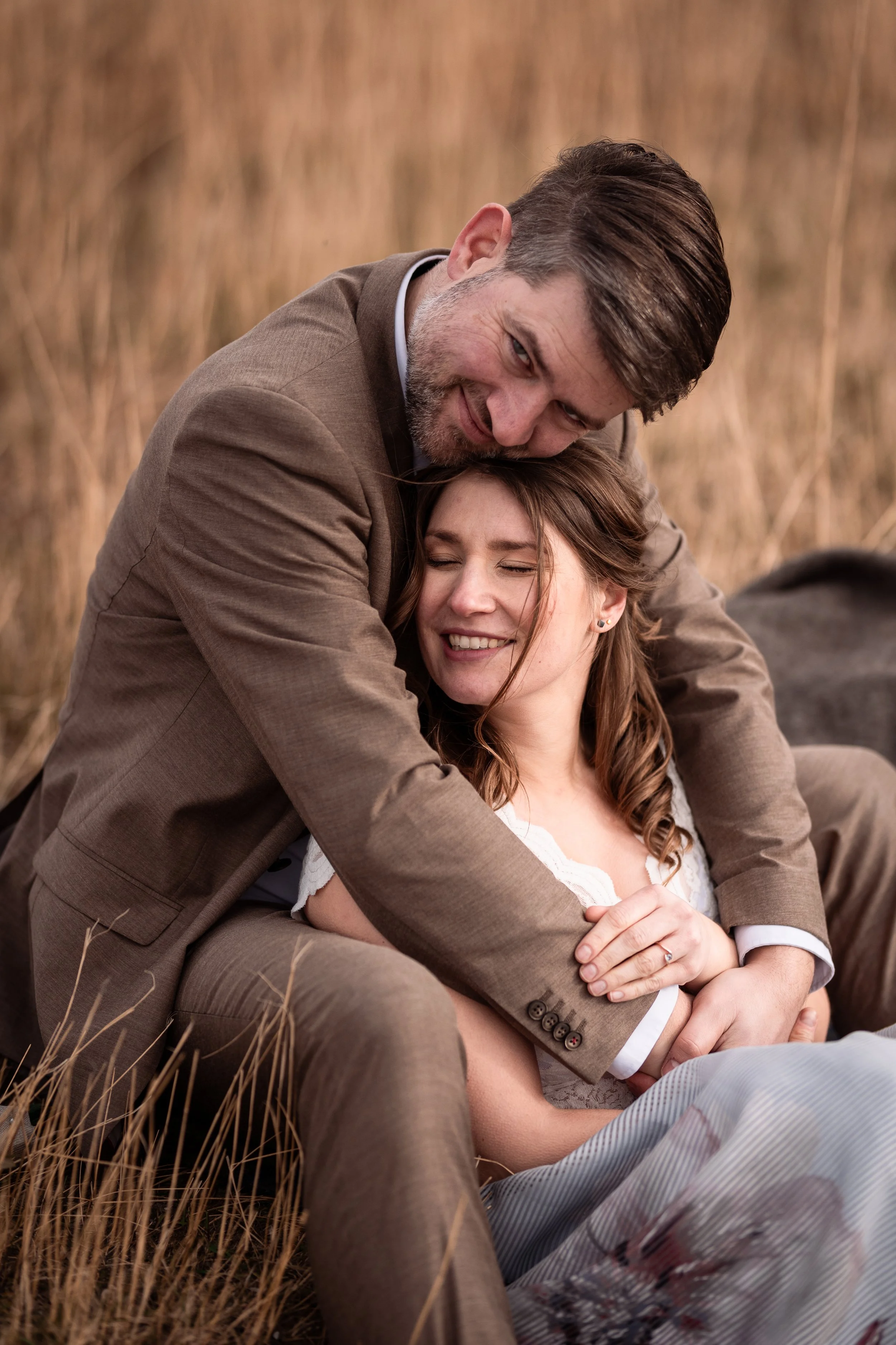 Hochzeitspaar kuschelt in Dünen Bensersiel Ostfriesland
