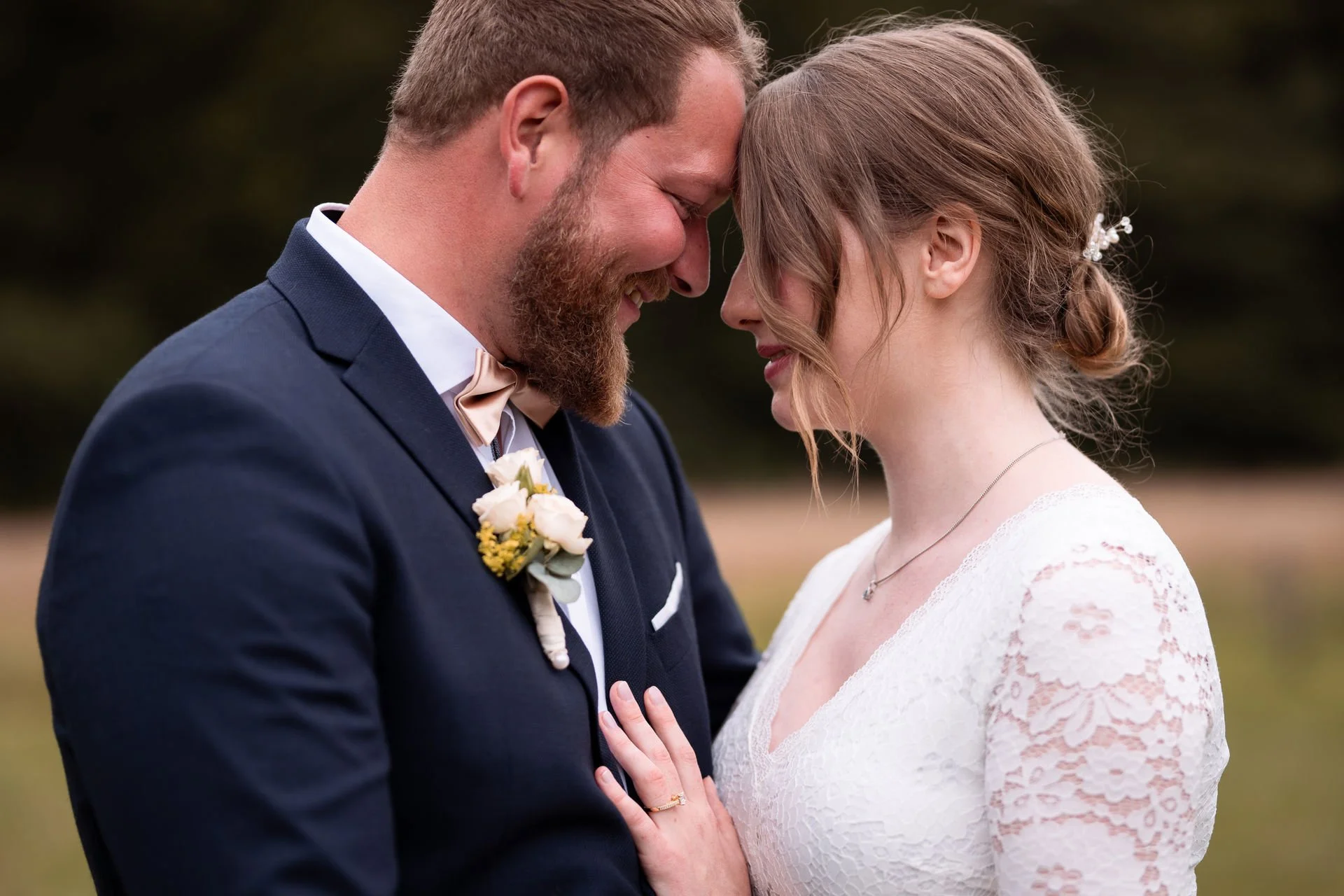 Hochzeitspaar nah lachen Ihlow Kloster Fotograf emotional