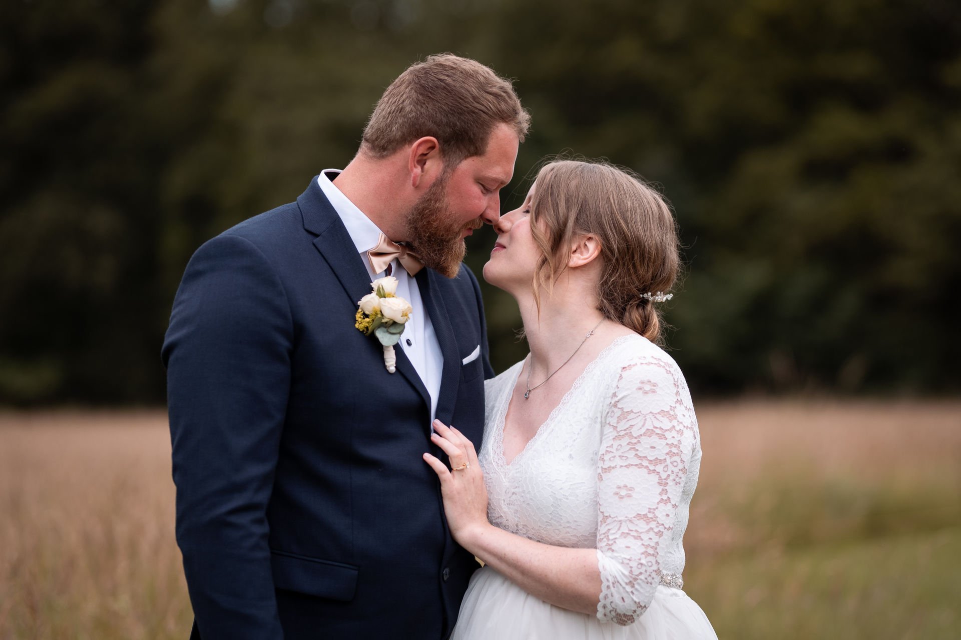 Hochzeitsfotografin Hochzeitspaar Paarbilder Ihlow Aurich Wald Regen