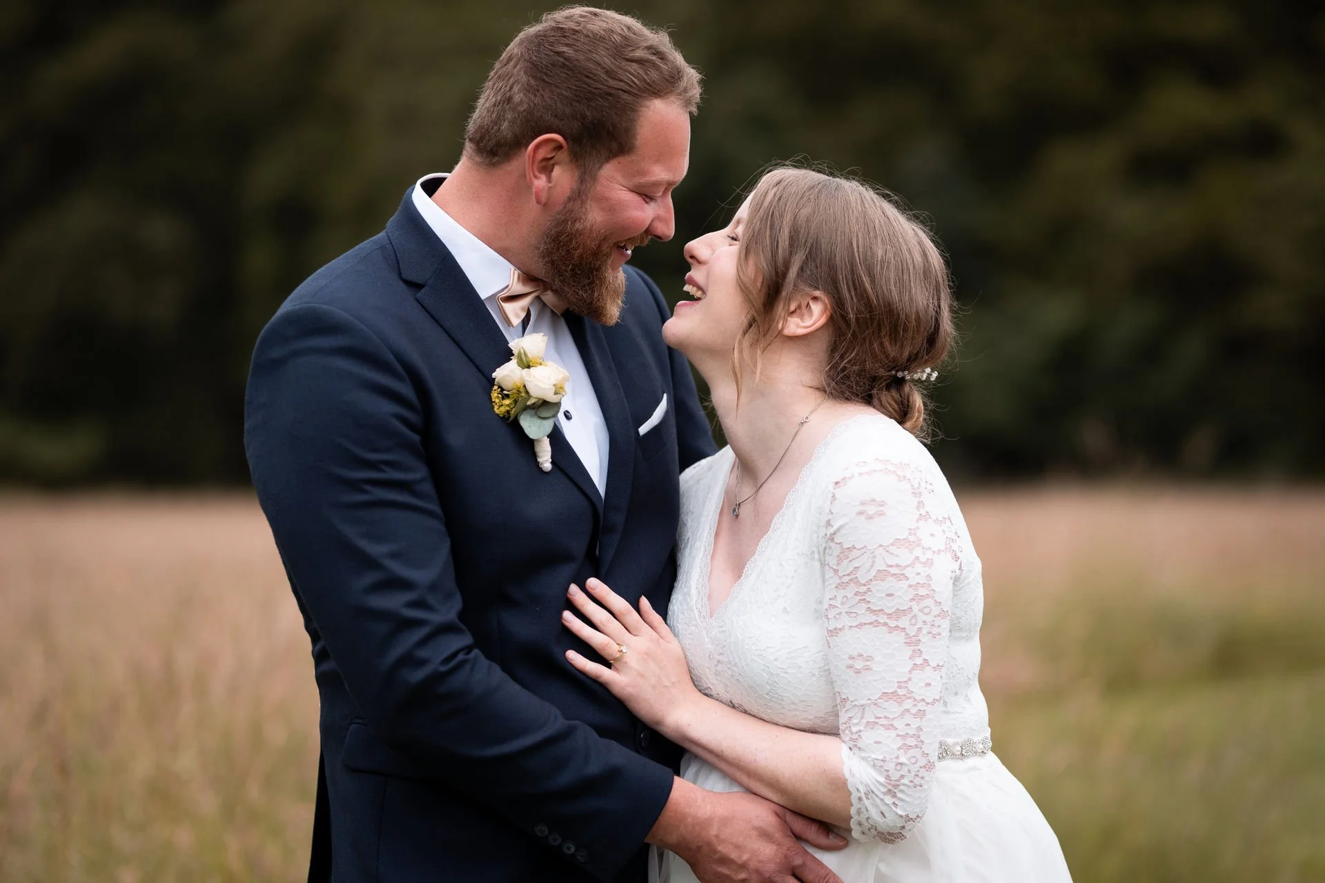 Hochzeitsfotografin Hochzeitspaar Paarbilder Ihlow Aurich Wald Regen