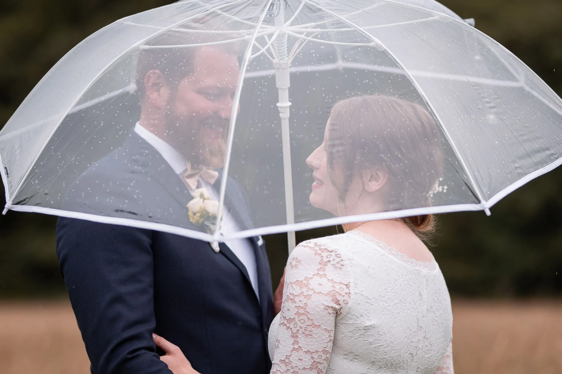 Hochzeitsfotografin Hochzeitspaar Paarbilder Ihlow Aurich Wald Regen