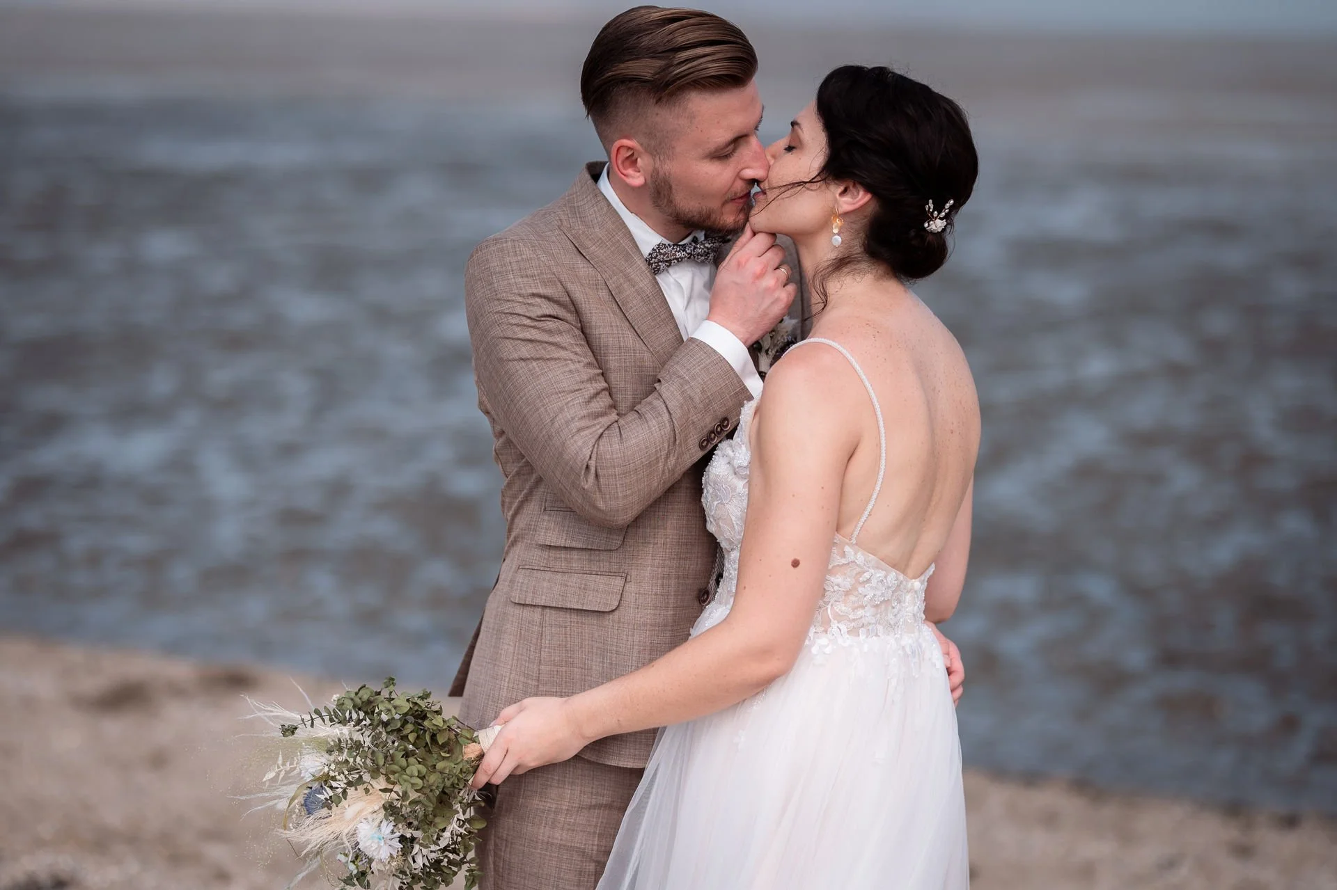 Hochzeitsfotograf Schillig Wangerland Hochzeit Hochzeitspaar Standesamt Dünen Strand Hochzeitsfotografin Wattenmeer