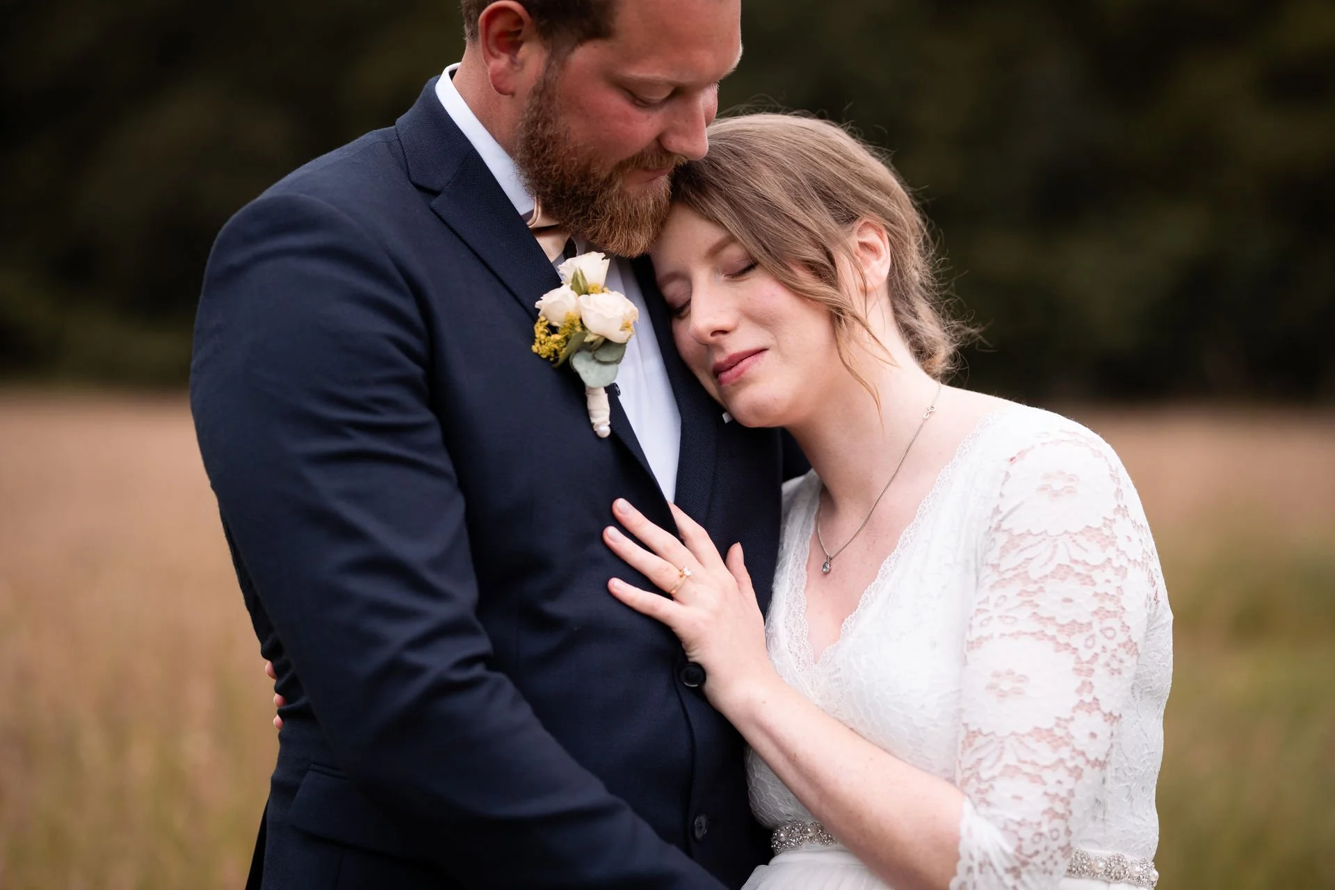 Hochzeitsfotografin Hochzeitspaar Paarbilder Ihlow Aurich Wald Regen