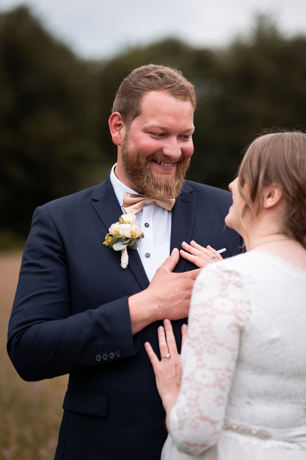 Hochzeitsfotografin Hochzeitspaar Paarbilder Ihlow Aurich Wald Regen