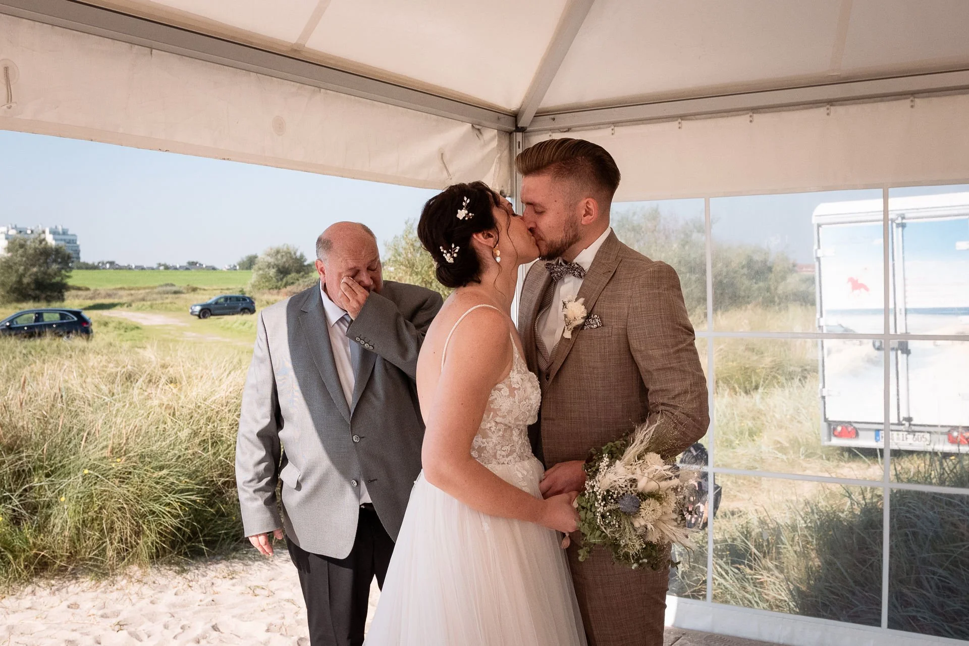 Hochzeitsfotograf Schillig Wangerland Hochzeit Hochzeitspaar Standesamt Dünen Strand Hochzeitsfotografin Wattenmeer