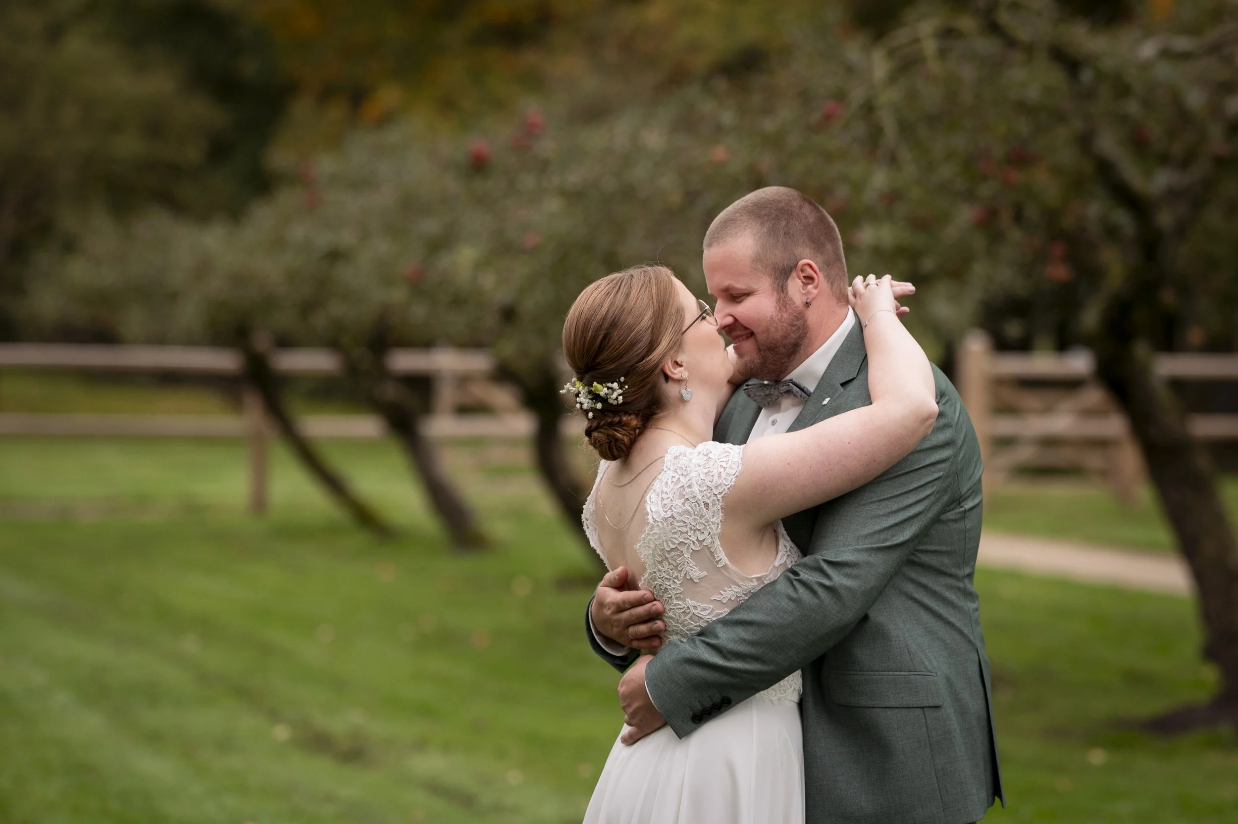 Hochzeitsfotografin Schlosspark Lütetsburg Hochzeitspaar Umarmung
