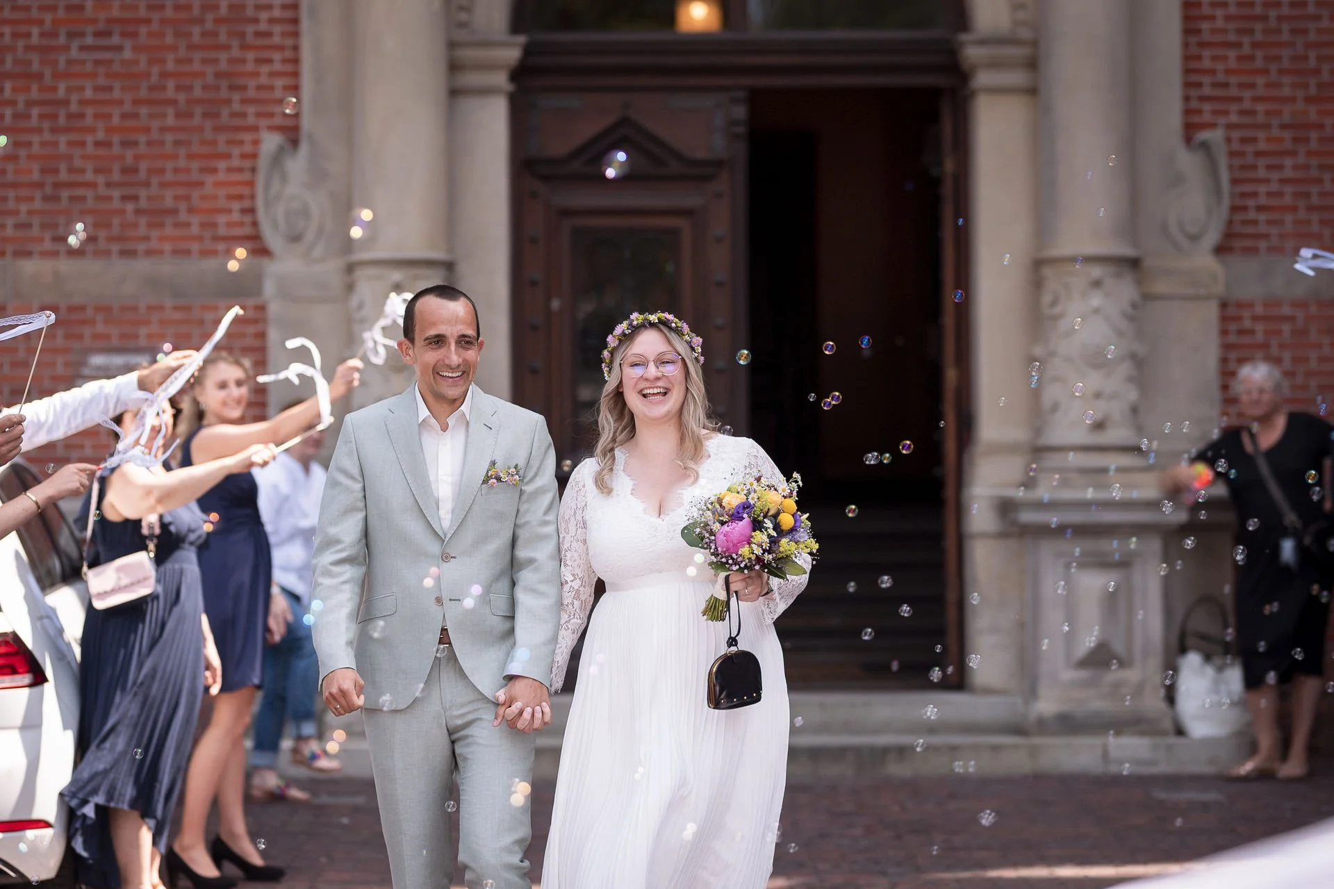 Brautpaar und Gäste lachen Aurich Hochzeitsfotografin Fotograf Liebe