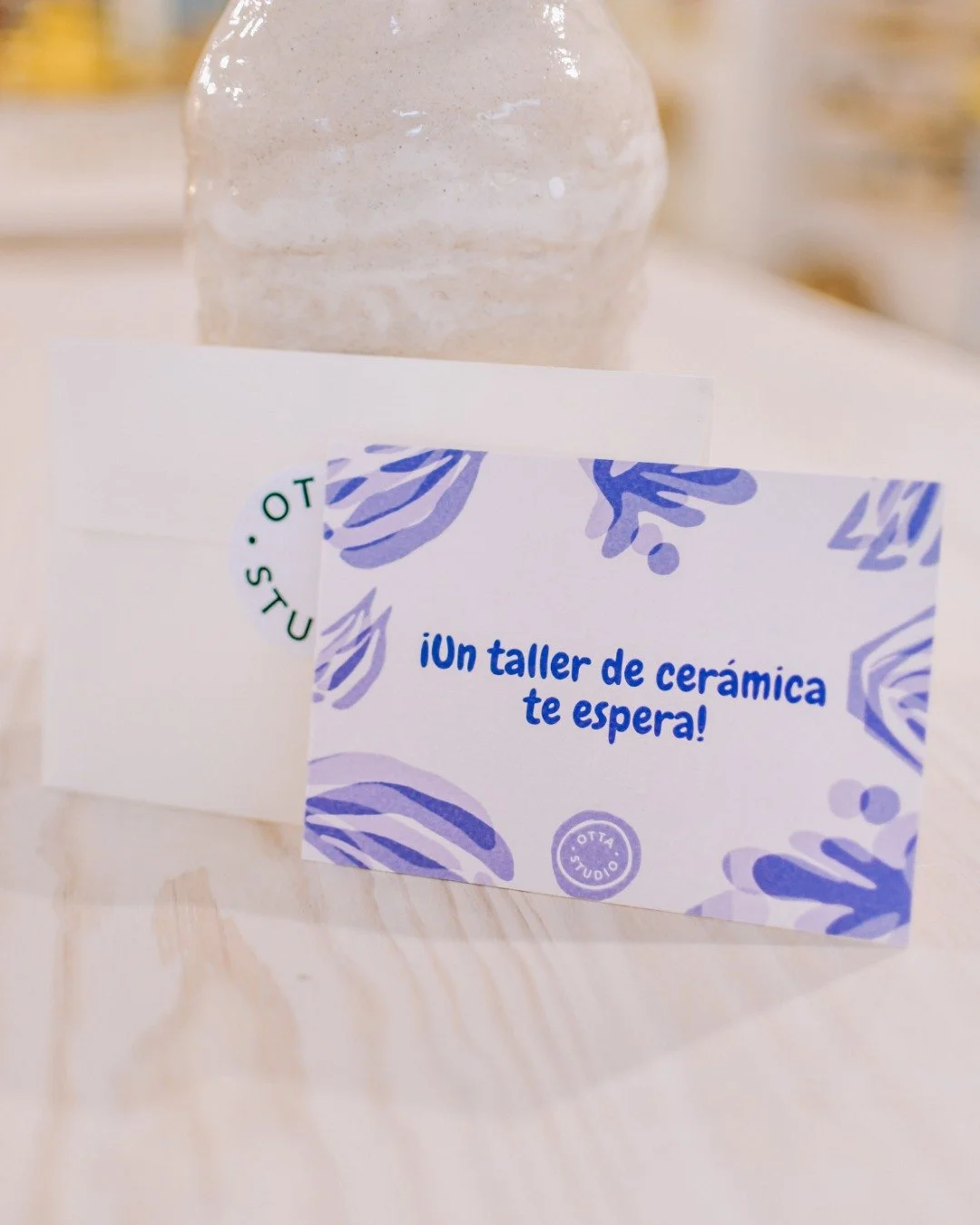 &iquest;Te han regalado una de nuestras tarjetas? 🎁
Recuerda que tienes 4 meses para usarla en cualquiera de nuestros talleres especiales, una sesi&oacute;n de cer&aacute;mica o en un experiencia privada en el torno ✨
No dejes pasar la oportunidad d