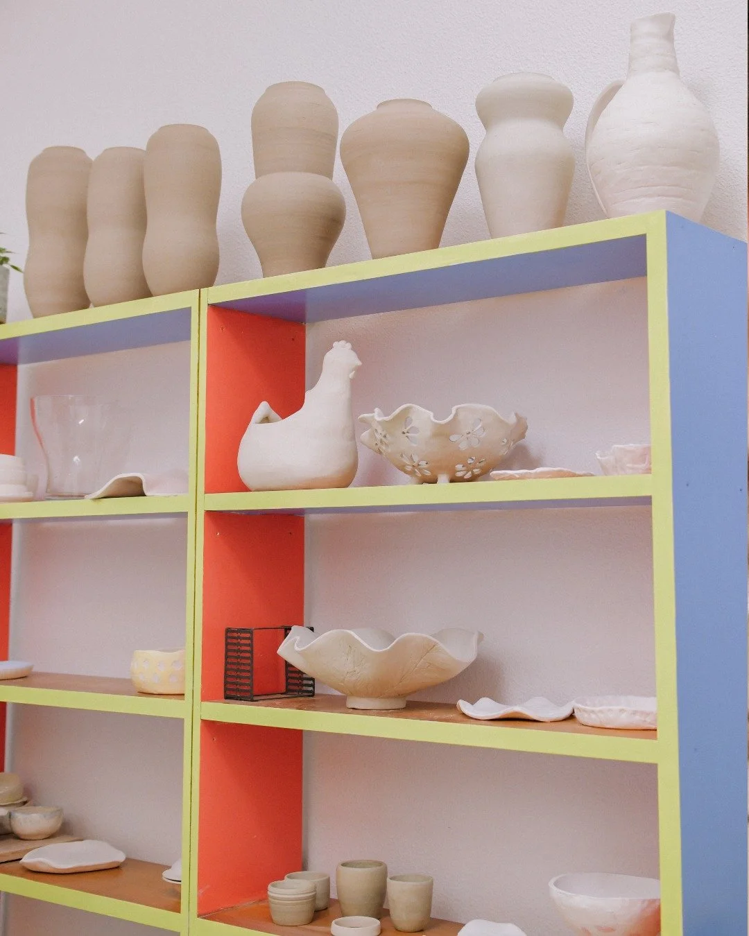 Cada pieza cuenta una historia ✨
En nuestras estanter&iacute;as conviven las creaciones que van tomando forma en el taller, todas diferentes y especiales &iquest;Y a ti qu&eacute; te gustar&iacute;a hacer en Otta? 💛

💌 Para m&aacute;s informaci&oac