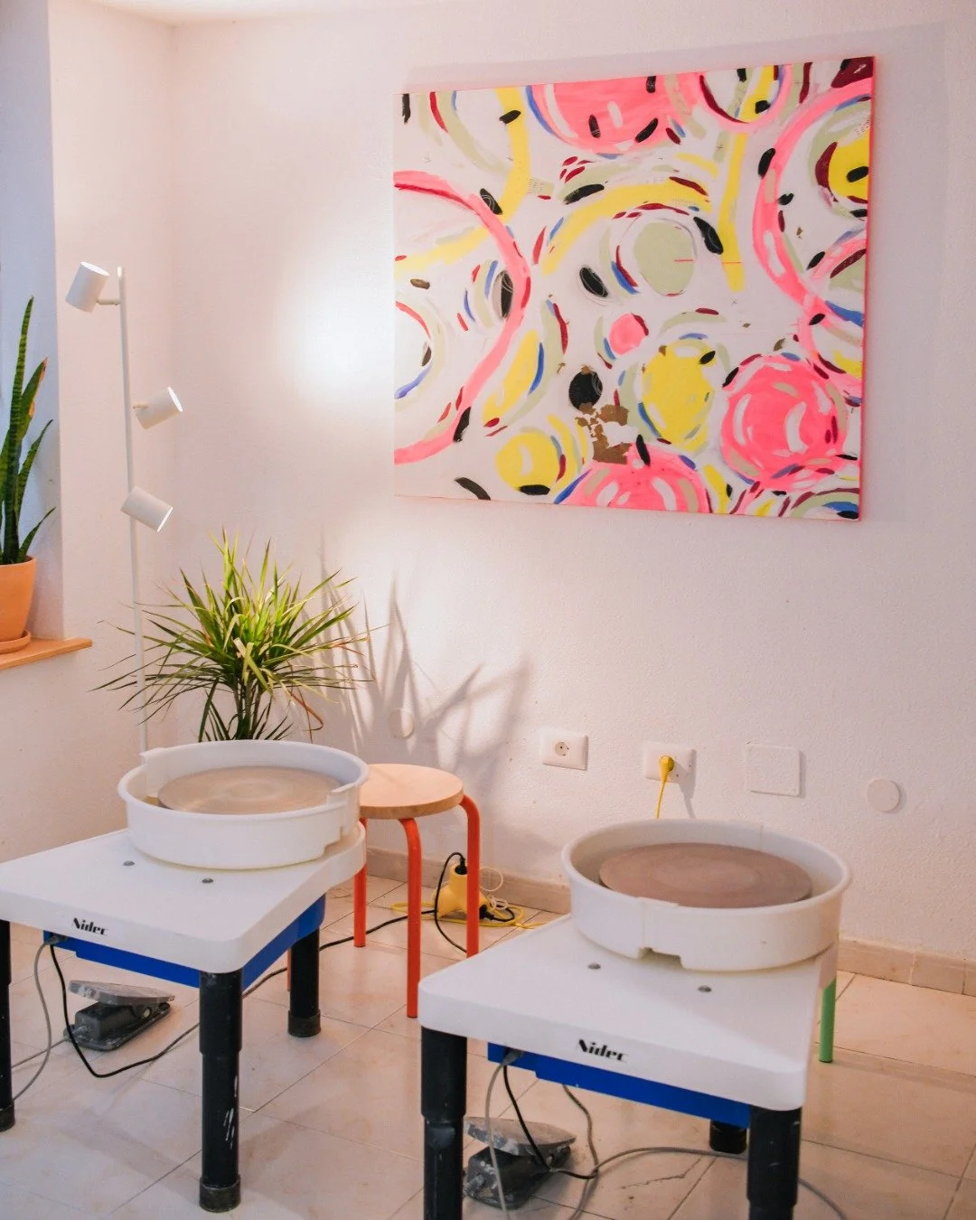 &iquest;Quieres vivir la experiencia de crear con tus propias manos en el torno? ✨
Nuestra experiencia de Torno privado son dos horas de pura creatividad, sin necesidad de experiencia previa. Durante la sesi&oacute;n podr&aacute;s tornear hasta 3 pie
