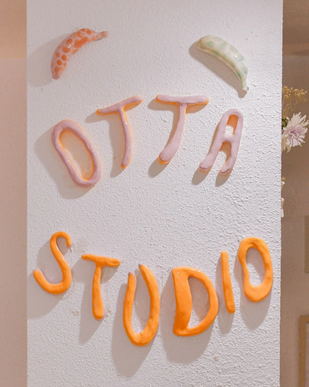 En Otta nos gusta hacerlo todo a nuestra manera&hellip; incluso la decoraci&oacute;n 💛✨

- Te recordamos nuestros talleres especiales de Octubre y Noviembre:
🥣 Pieza de vajilla con nuestros moldes &ndash; S&aacute;bado 25 de octubre
🍷 Barro &amp; 