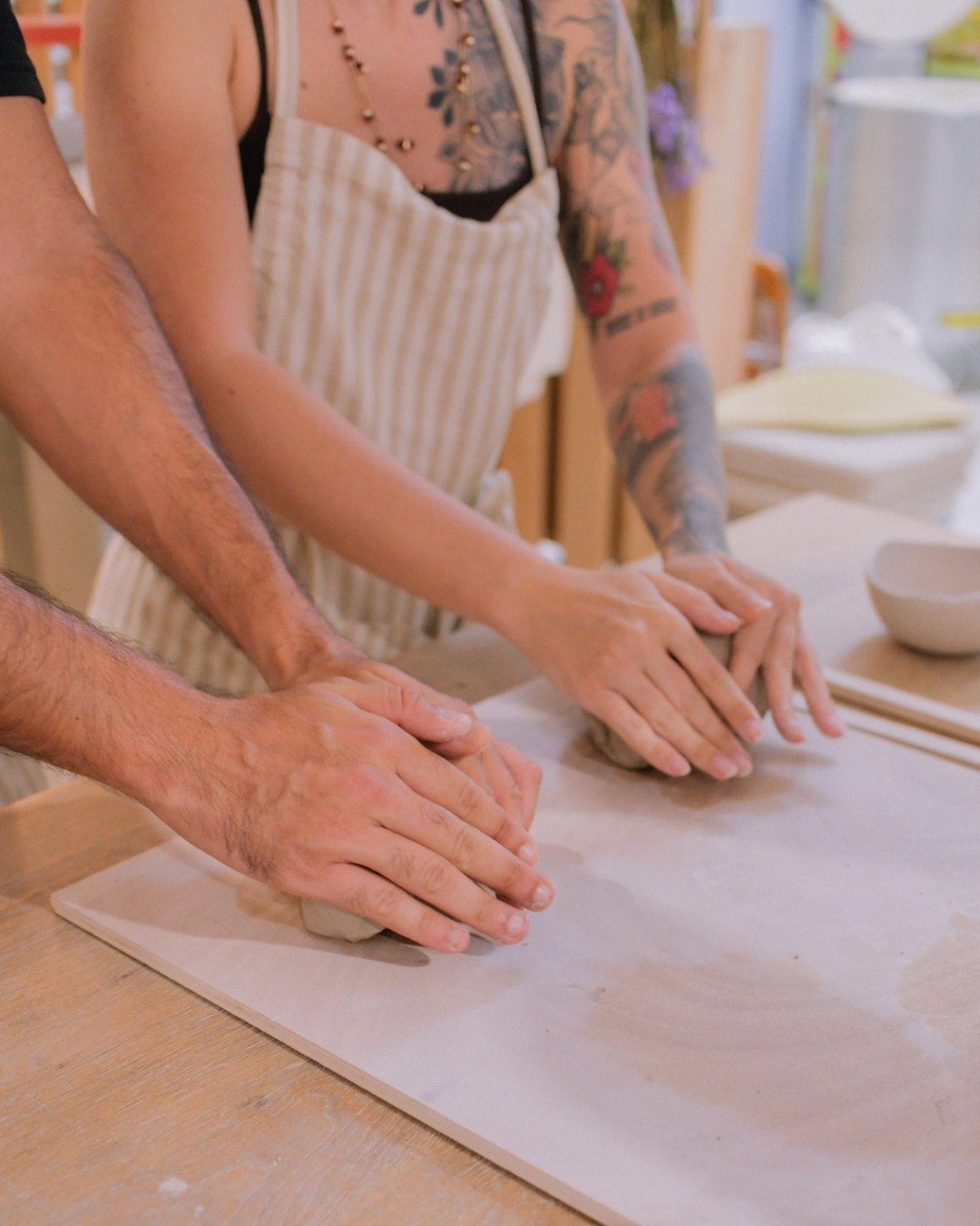 Con las manos en la masa 🤲🏻 As&iacute; empiezan todas las piezas: con ganas de crear y dejarse llevar por el proceso 💛

- Pr&oacute;ximos talleres especiales:
🍷 Barro &amp; Vino &ndash; Viernes 7 de noviembre
☕ Set de desayuno &amp; caf&eacute;/t