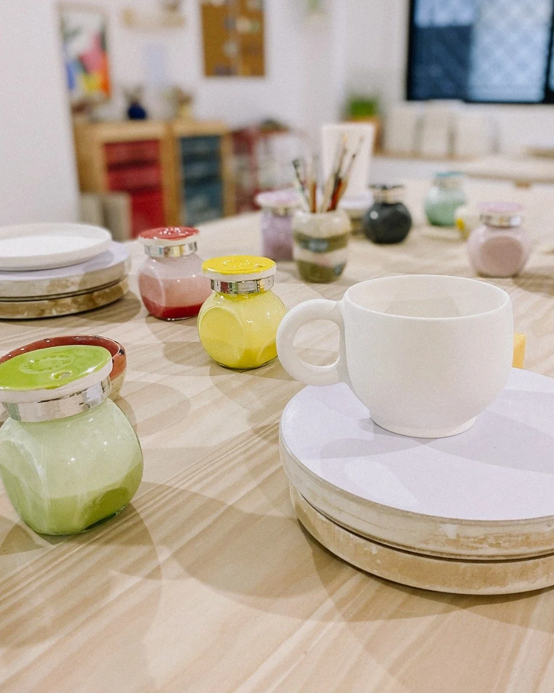 El pr&oacute;ximo viernes 21 de noviembre te esperamos en Otta para un nuevo taller: Pinta y decora una pieza 🎨
Durante dos horas podr&aacute;s elegir entre varias piezas: taza, cuenco, vaso, servilletero o plato y decorarla con esmaltes a tu gusto.